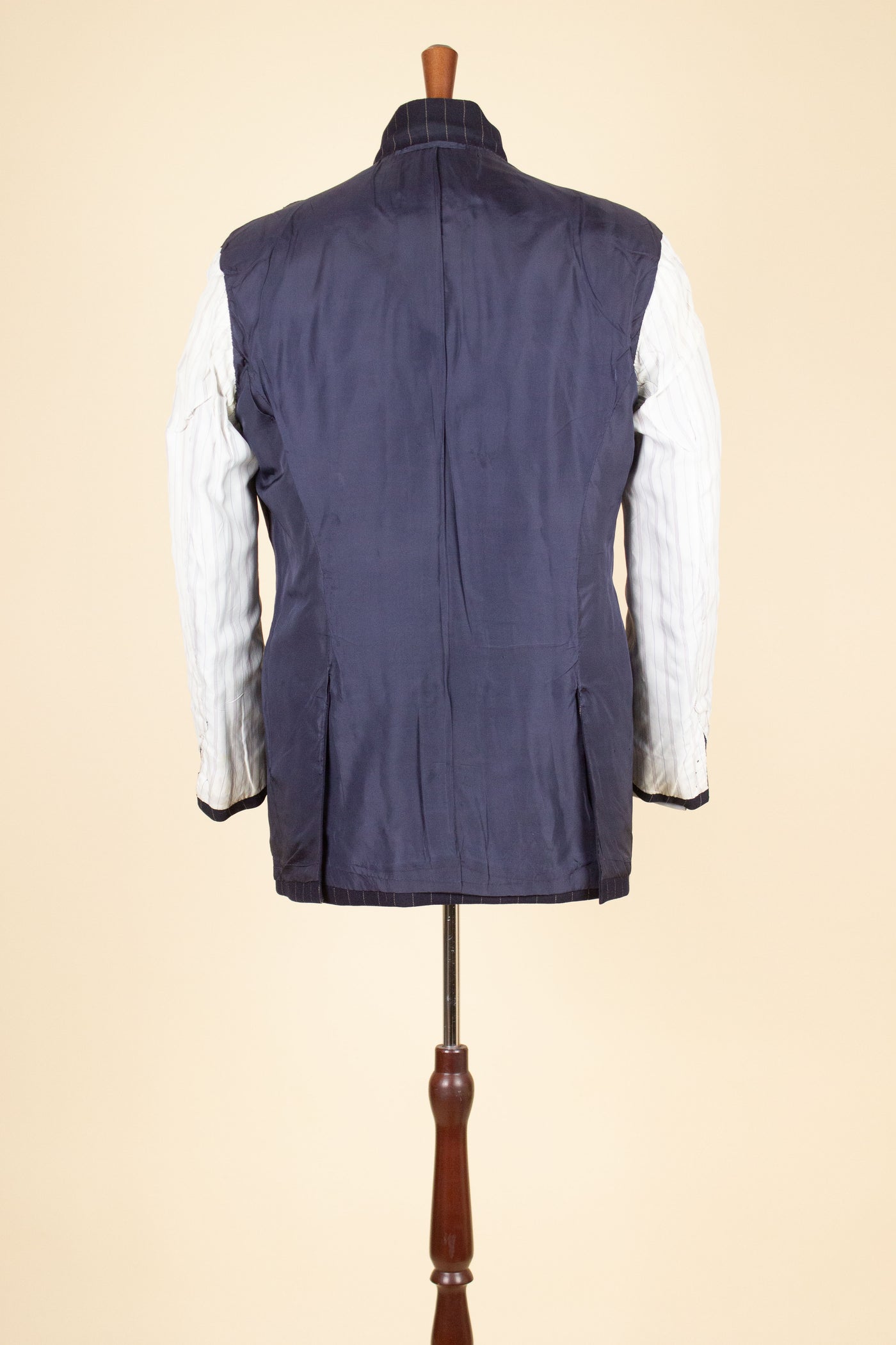 BRITISH 1969 DARK BLUE DOUBLE BREASTED PINSTRIPE BESPOKE SUIT BY HICKS AND SONS. SIZE CA EU 48