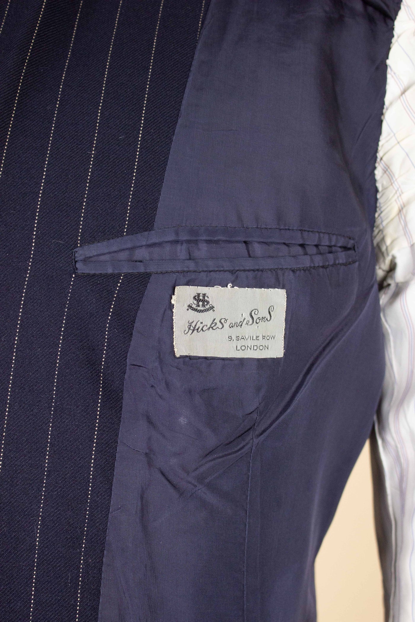 BRITISH 1969 DARK BLUE DOUBLE BREASTED PINSTRIPE BESPOKE SUIT BY HICKS AND SONS. SIZE CA EU 48