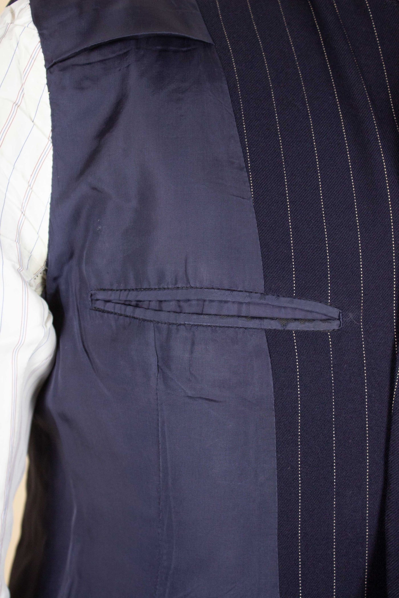 BRITISH 1969 DARK BLUE DOUBLE BREASTED PINSTRIPE BESPOKE SUIT BY HICKS AND SONS. SIZE CA EU 48