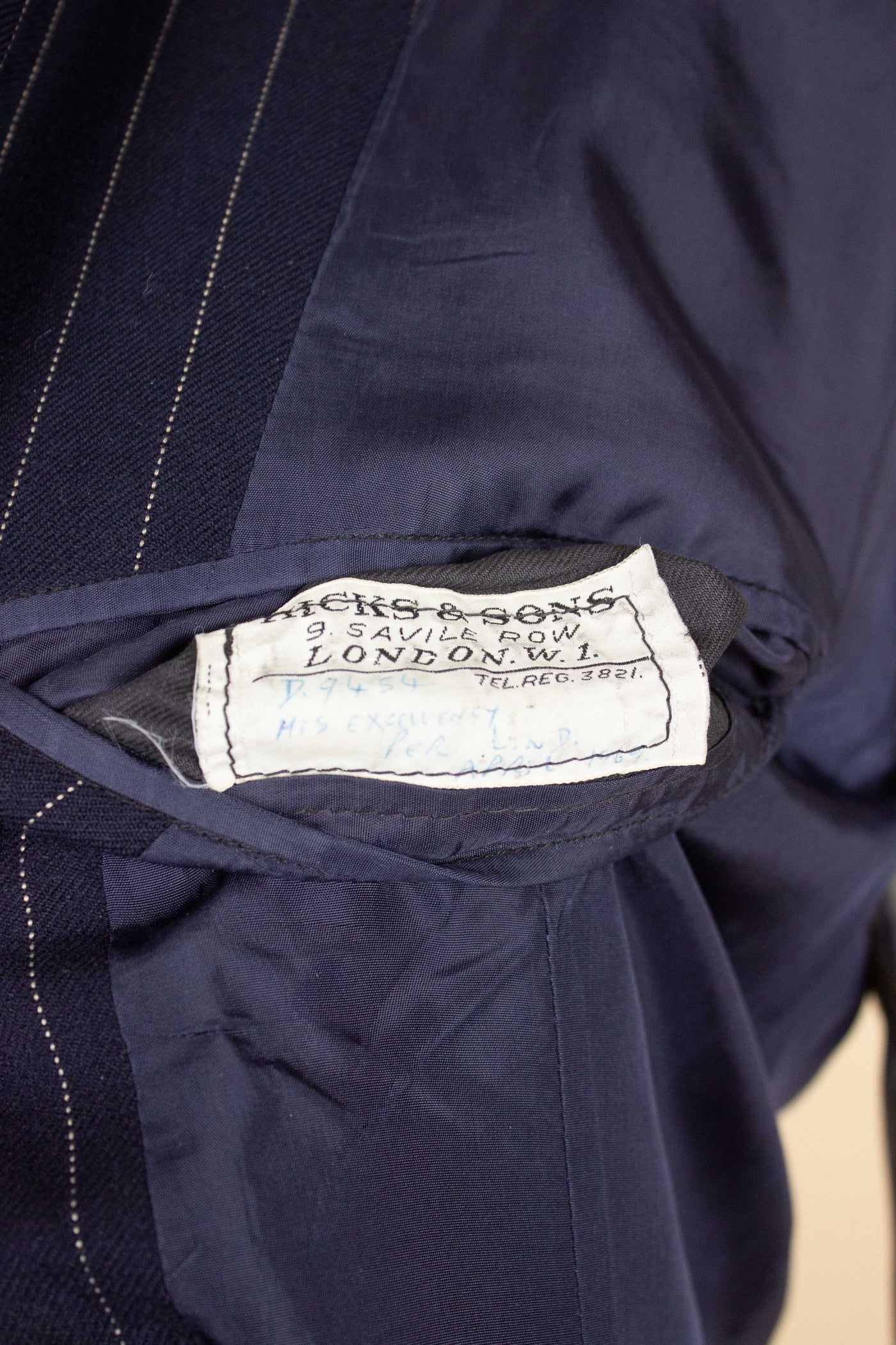 BRITISH 1969 DARK BLUE DOUBLE BREASTED PINSTRIPE BESPOKE SUIT BY HICKS AND SONS. SIZE CA EU 48