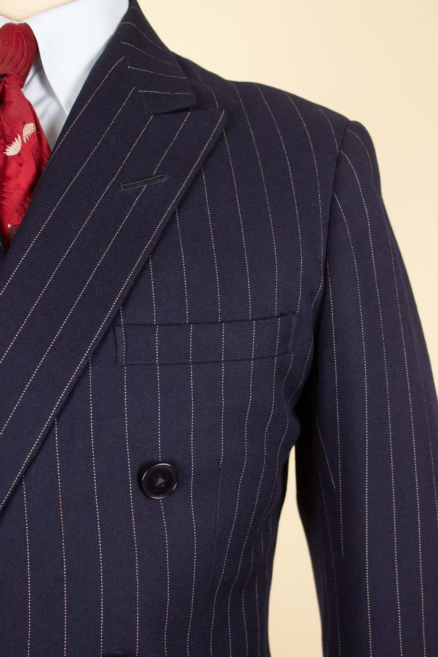 BRITISH 1969 DARK BLUE DOUBLE BREASTED PINSTRIPE BESPOKE SUIT BY HICKS AND SONS. SIZE CA EU 48