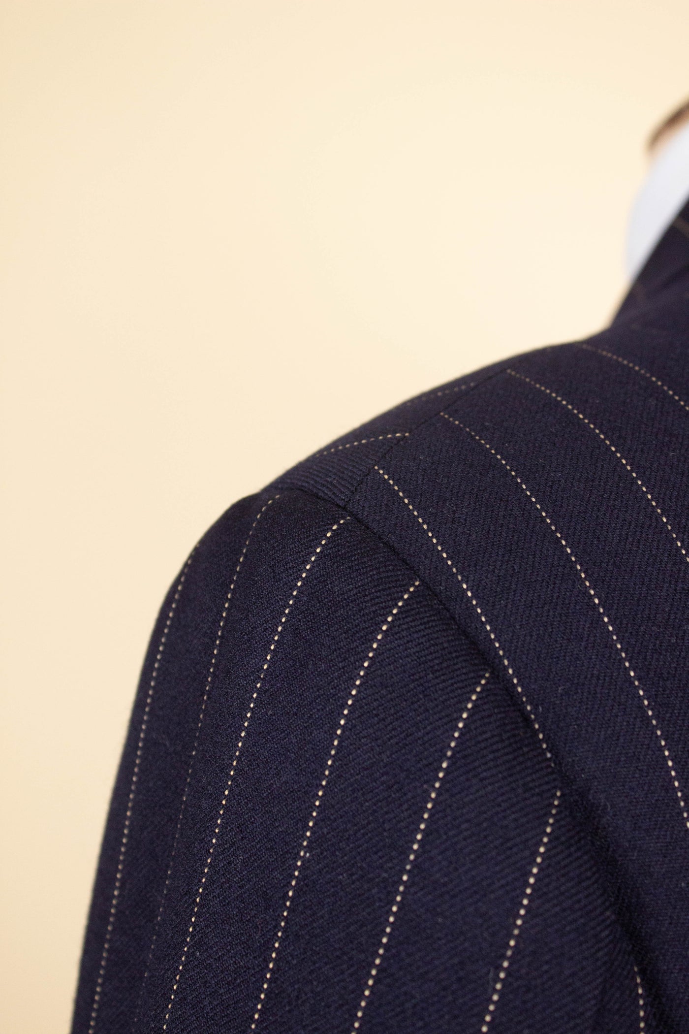 BRITISH 1969 DARK BLUE DOUBLE BREASTED PINSTRIPE BESPOKE SUIT BY HICKS AND SONS. SIZE CA EU 48