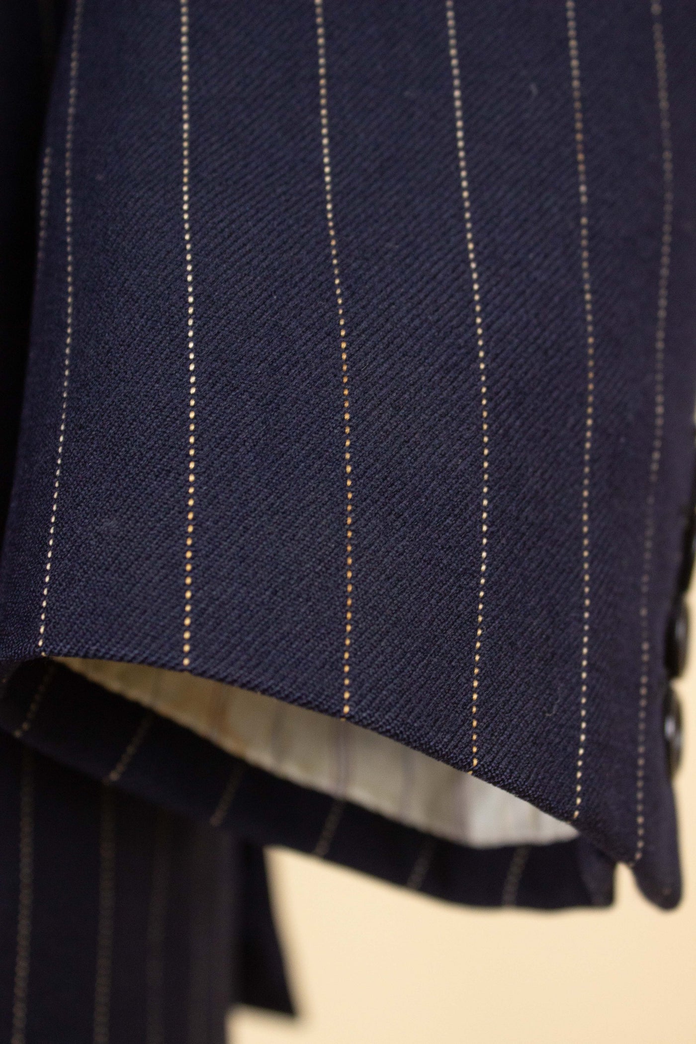 BRITISH 1969 DARK BLUE DOUBLE BREASTED PINSTRIPE BESPOKE SUIT BY HICKS AND SONS. SIZE CA EU 48