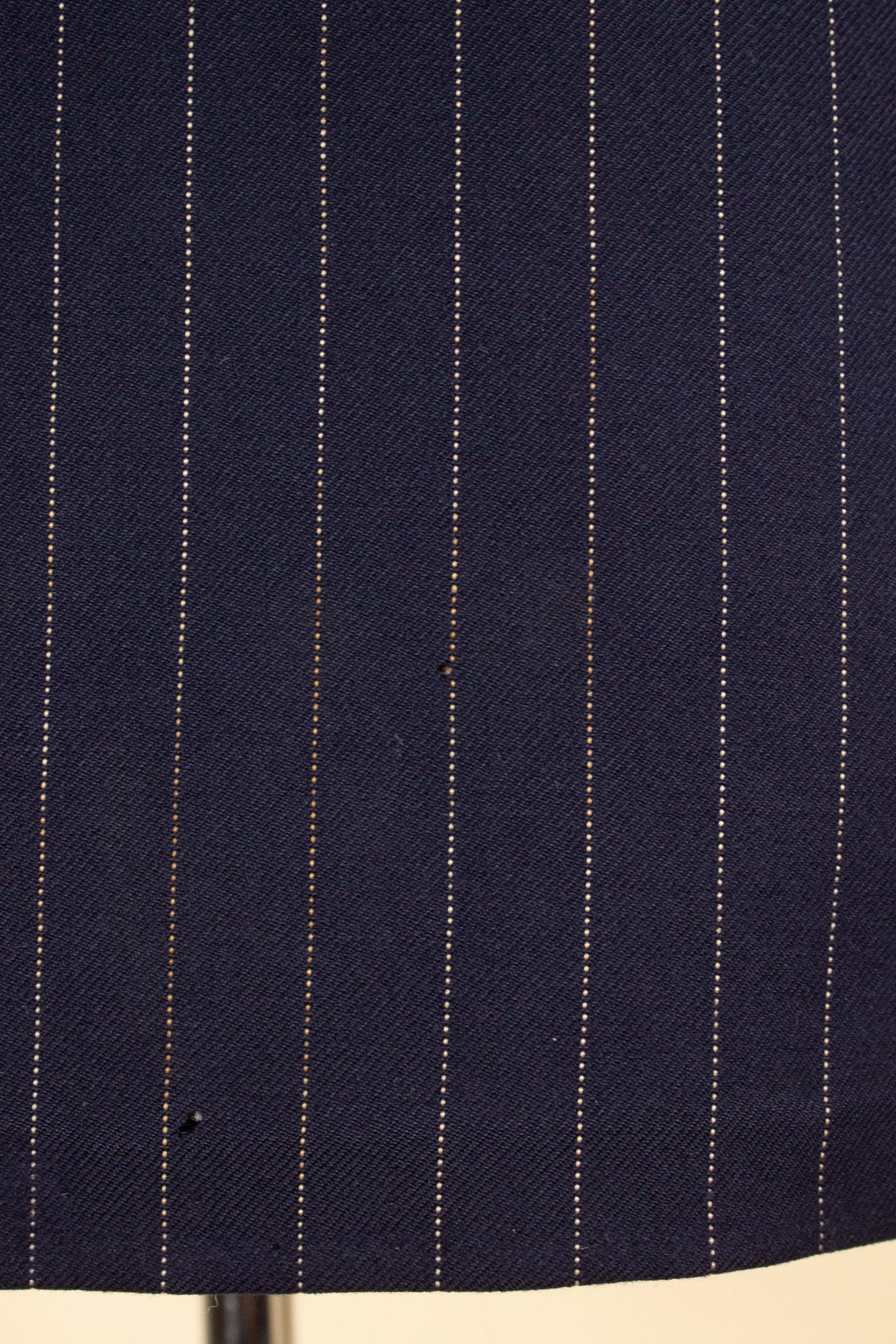 BRITISH 1969 DARK BLUE DOUBLE BREASTED PINSTRIPE BESPOKE SUIT BY HICKS AND SONS. SIZE CA EU 48