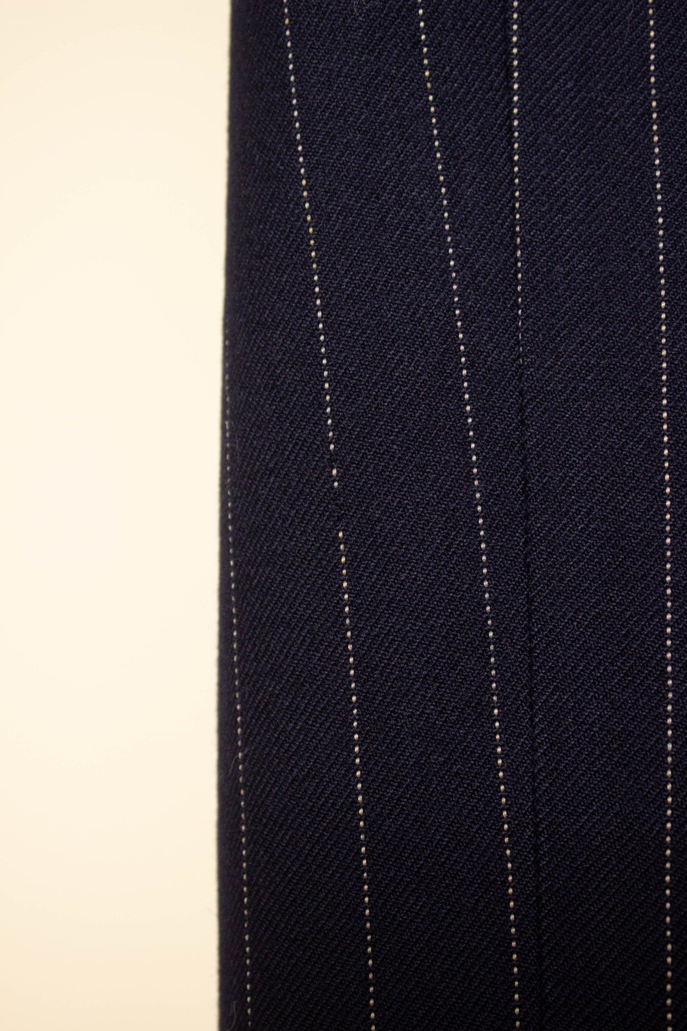 BRITISH 1969 DARK BLUE DOUBLE BREASTED PINSTRIPE BESPOKE SUIT BY HICKS AND SONS. SIZE CA EU 48