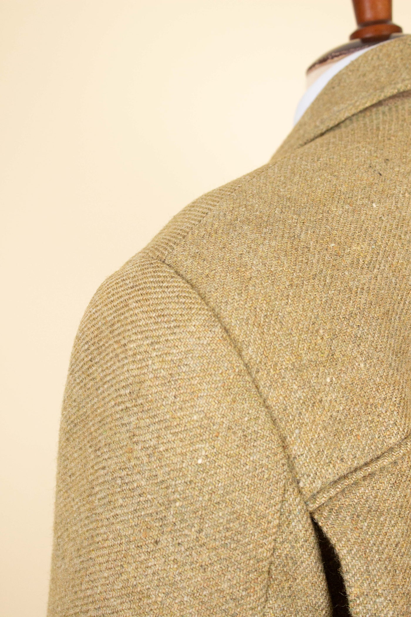 SWEDISH 1930S GREEN THREE PIECE TWEED BESPOKE SPORT SUIT. SIZE CA EU 58