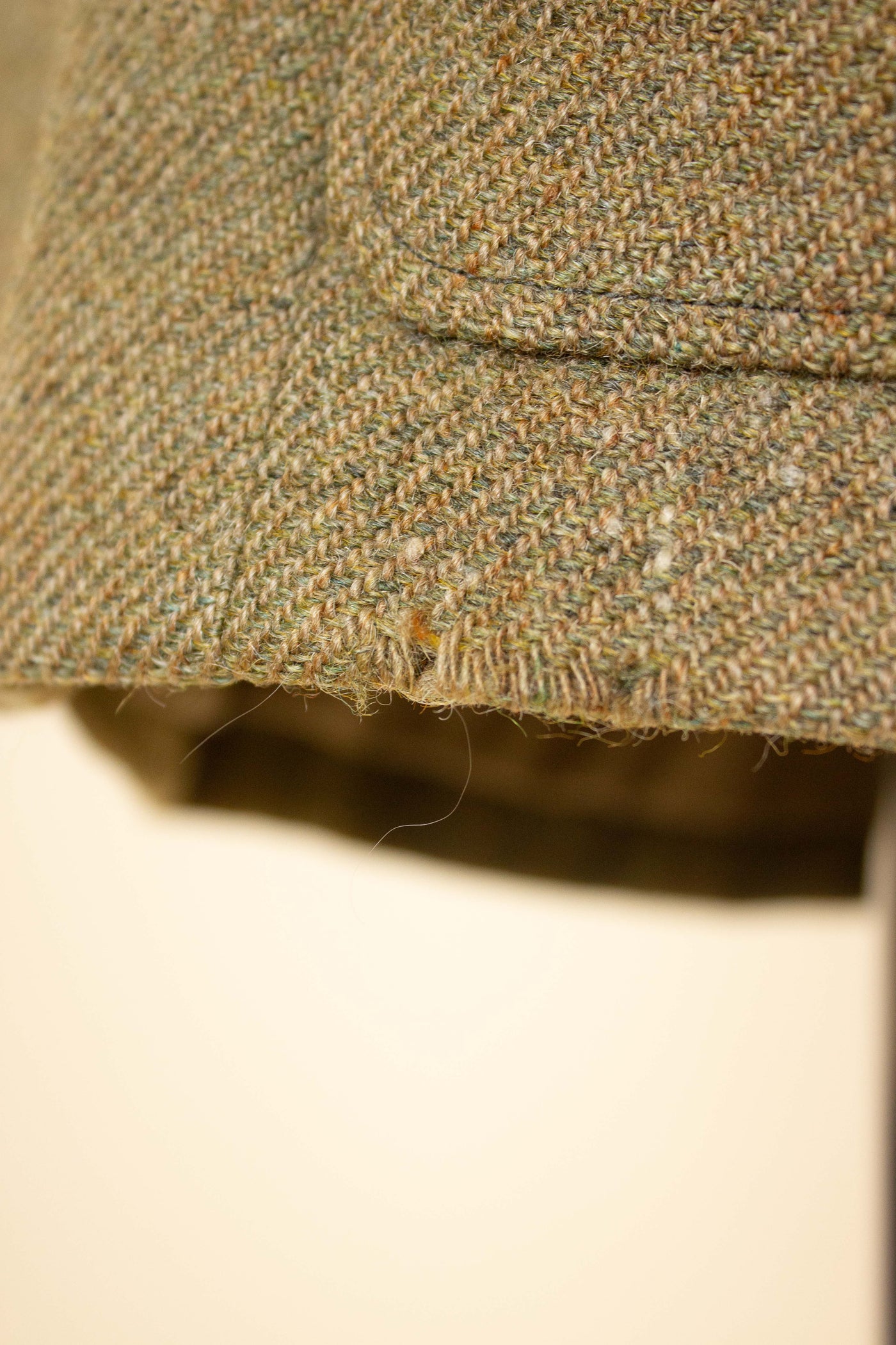 SWEDISH 1930S GREEN THREE PIECE TWEED BESPOKE SPORT SUIT. SIZE CA EU 58