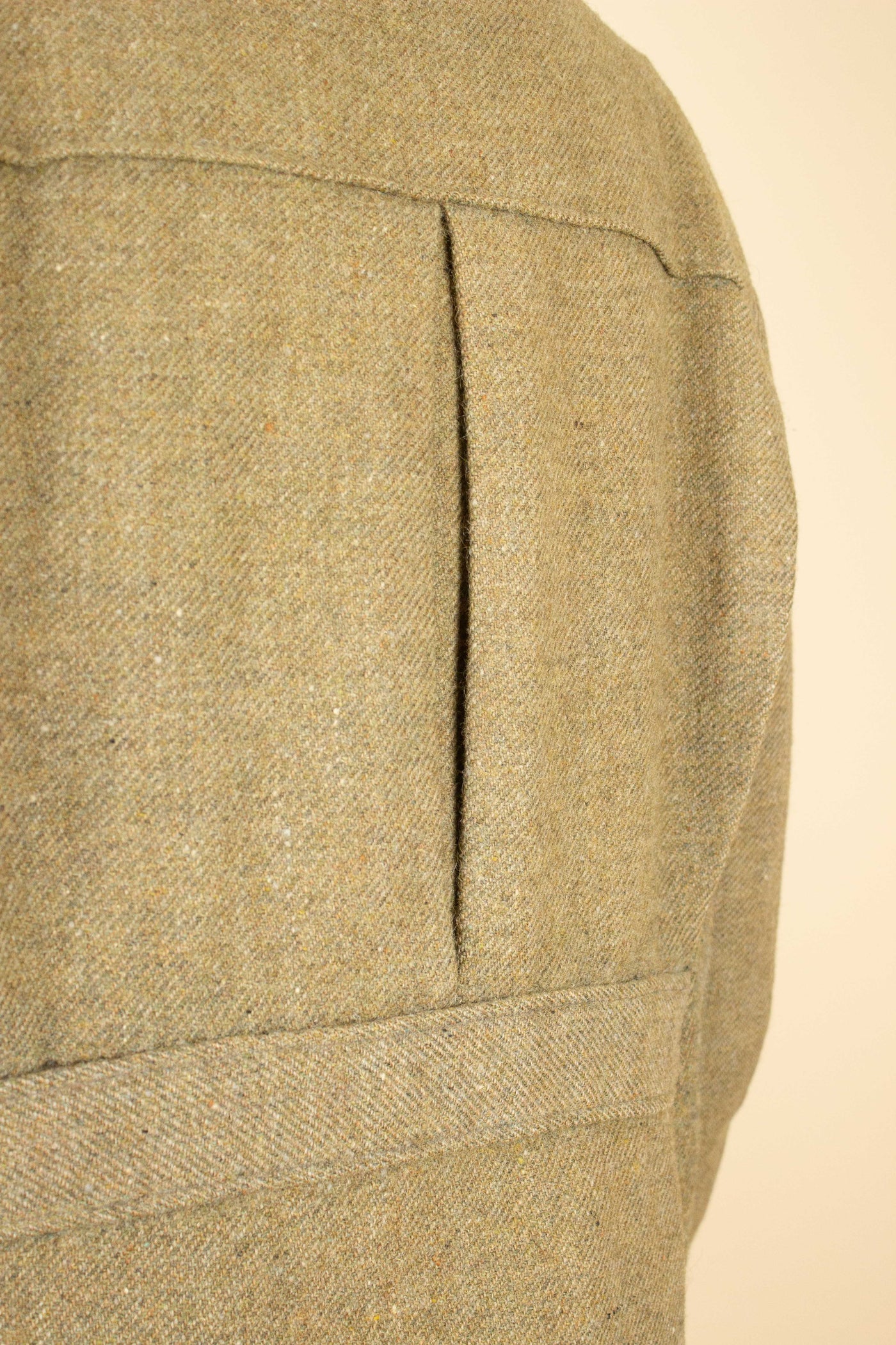 SWEDISH 1930S GREEN THREE PIECE TWEED BESPOKE SPORT SUIT. SIZE CA EU 58