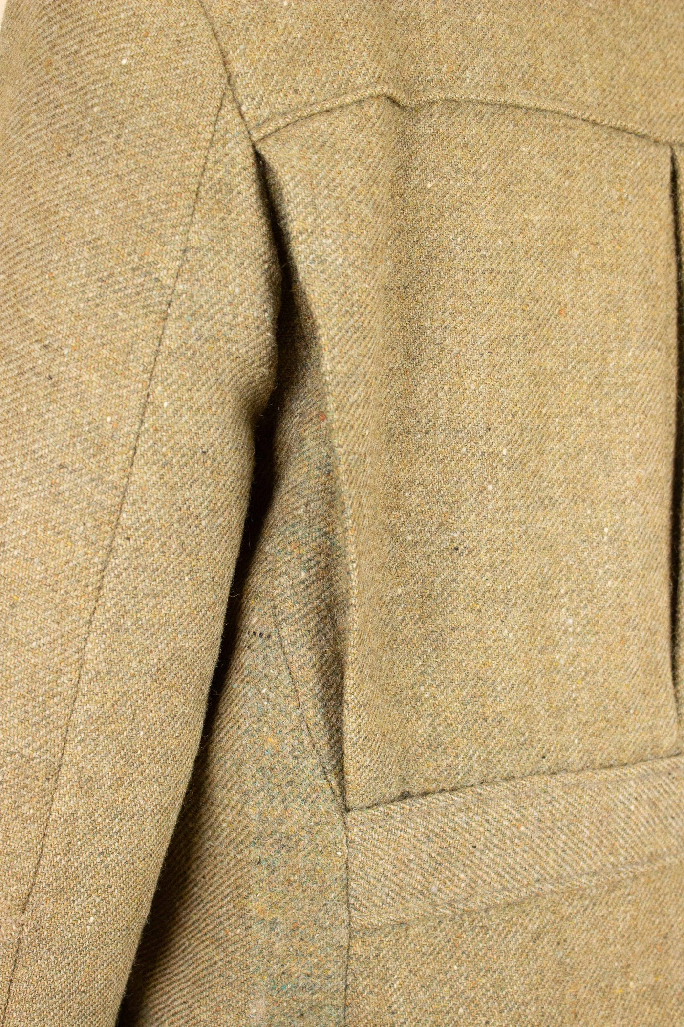 SWEDISH 1930S GREEN THREE PIECE TWEED BESPOKE SPORT SUIT. SIZE CA EU 58