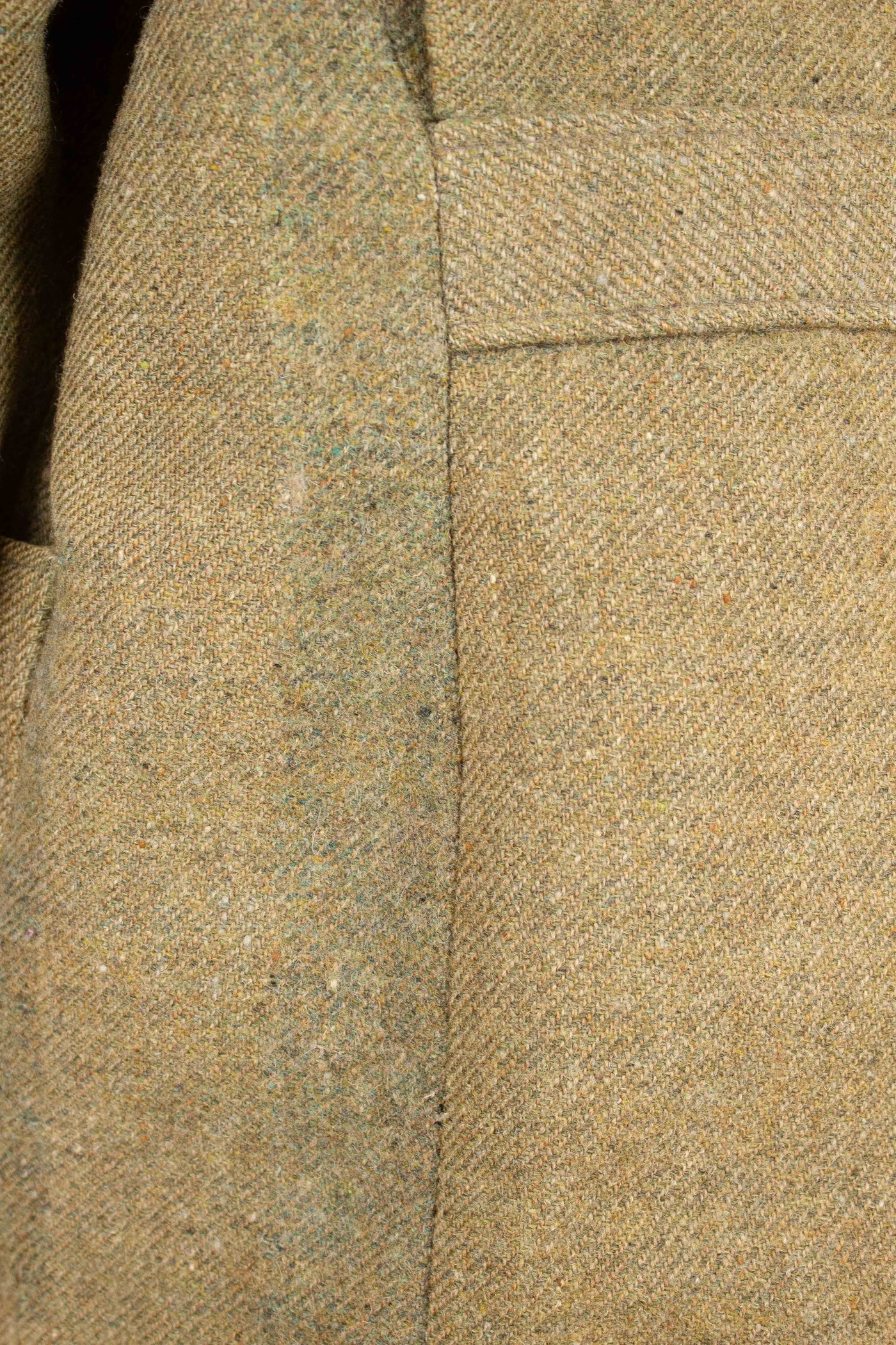 SWEDISH 1930S GREEN THREE PIECE TWEED BESPOKE SPORT SUIT. SIZE CA EU 58