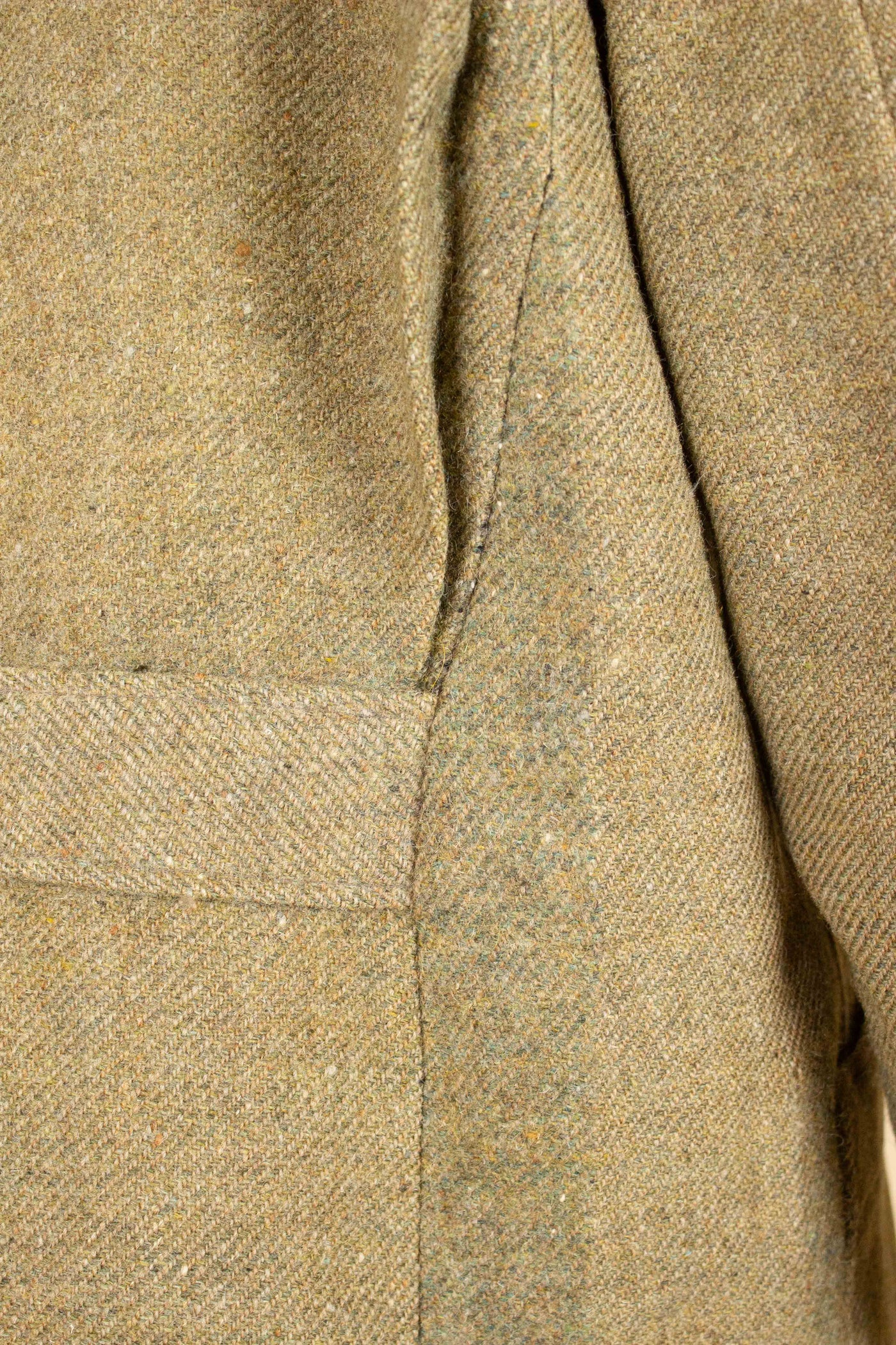 SWEDISH 1930S GREEN THREE PIECE TWEED BESPOKE SPORT SUIT. SIZE CA EU 58