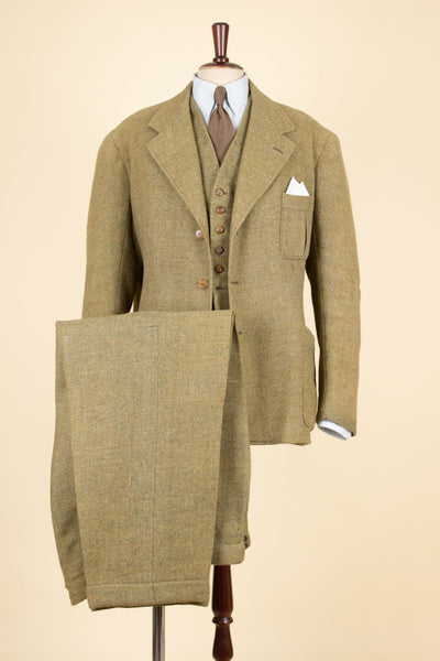 SWEDISH 1930S GREEN THREE PIECE TWEED BESPOKE SPORT SUIT. SIZE CA EU 58