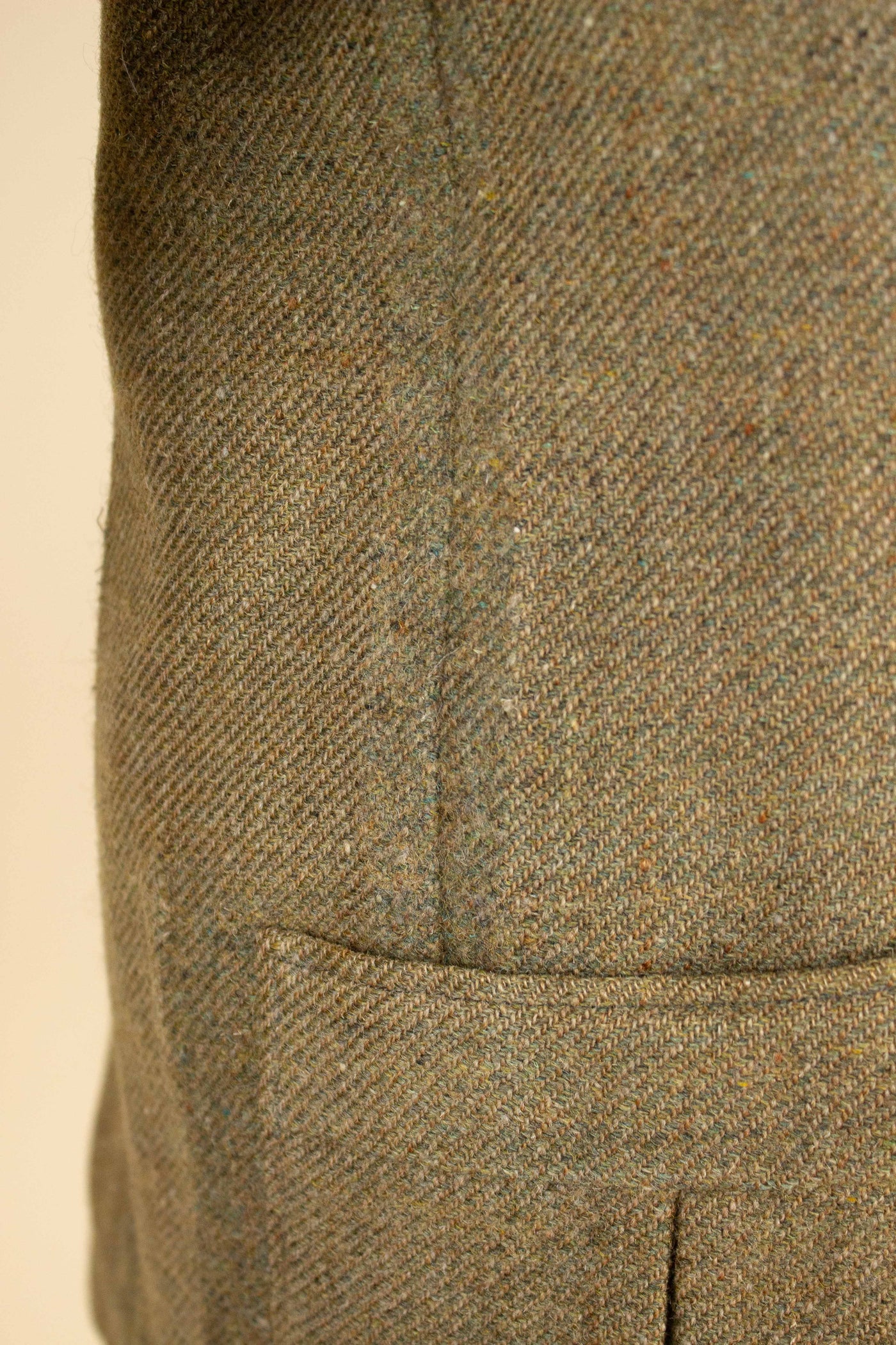 SWEDISH 1930S GREEN THREE PIECE TWEED BESPOKE SPORT SUIT. SIZE CA EU 58