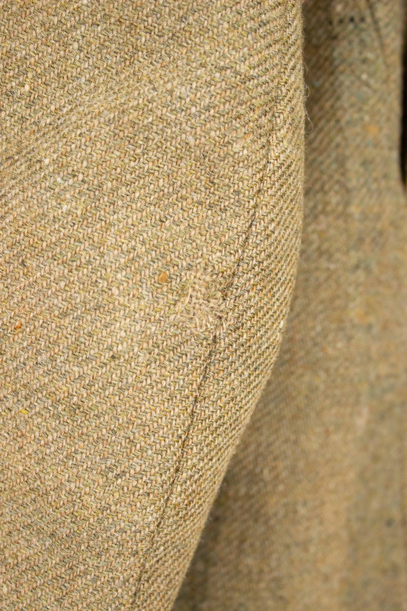 SWEDISH 1930S GREEN THREE PIECE TWEED BESPOKE SPORT SUIT. SIZE CA EU 58