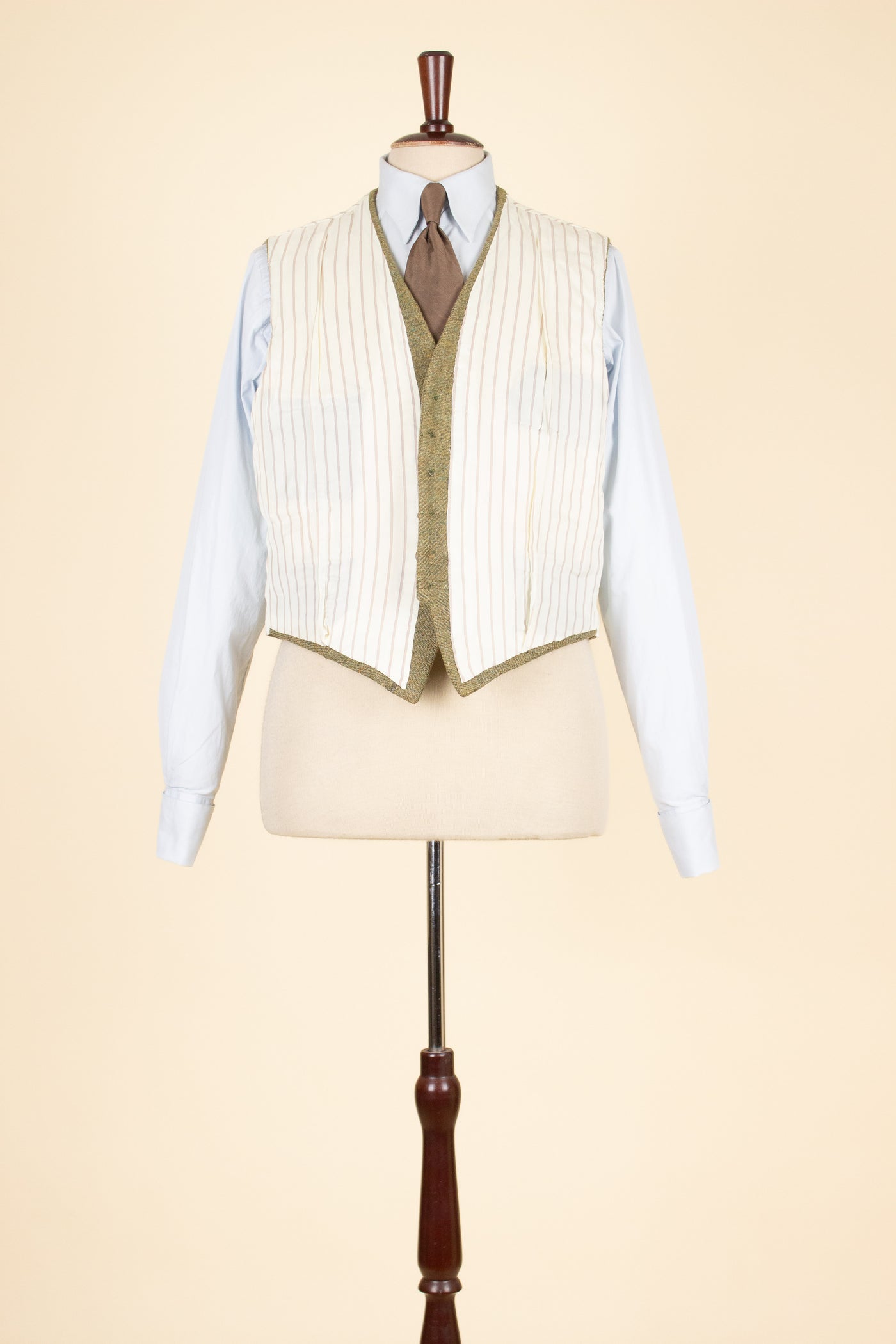 SWEDISH 1930S GREEN THREE PIECE TWEED BESPOKE SPORT SUIT. SIZE CA EU 58
