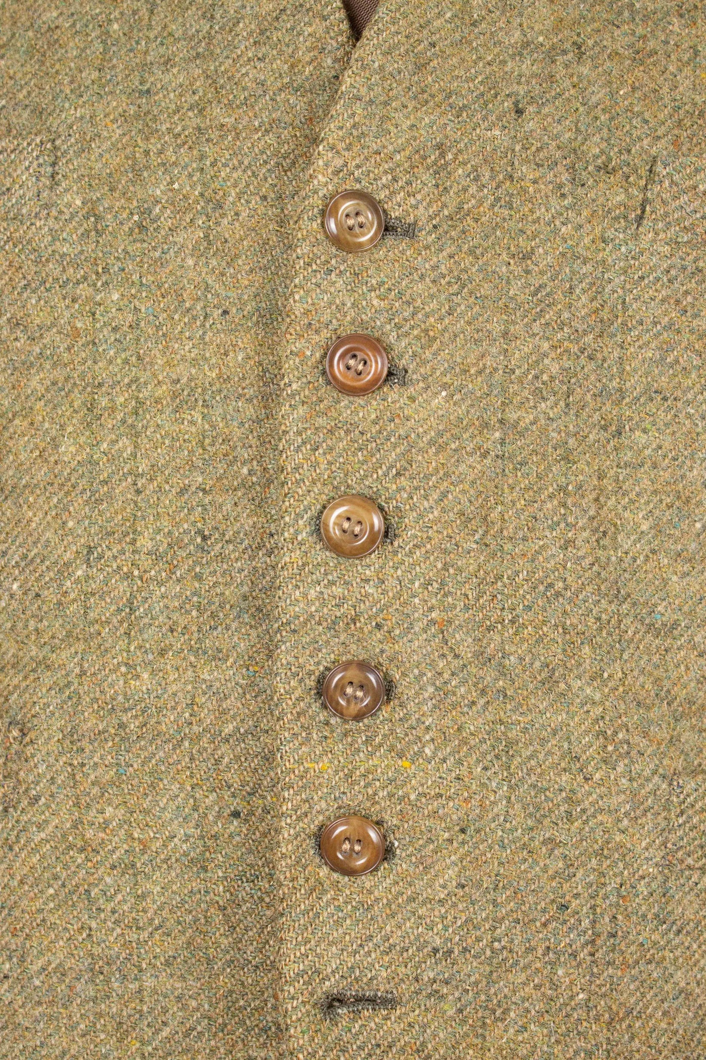 SWEDISH 1930S GREEN THREE PIECE TWEED BESPOKE SPORT SUIT. SIZE CA EU 58