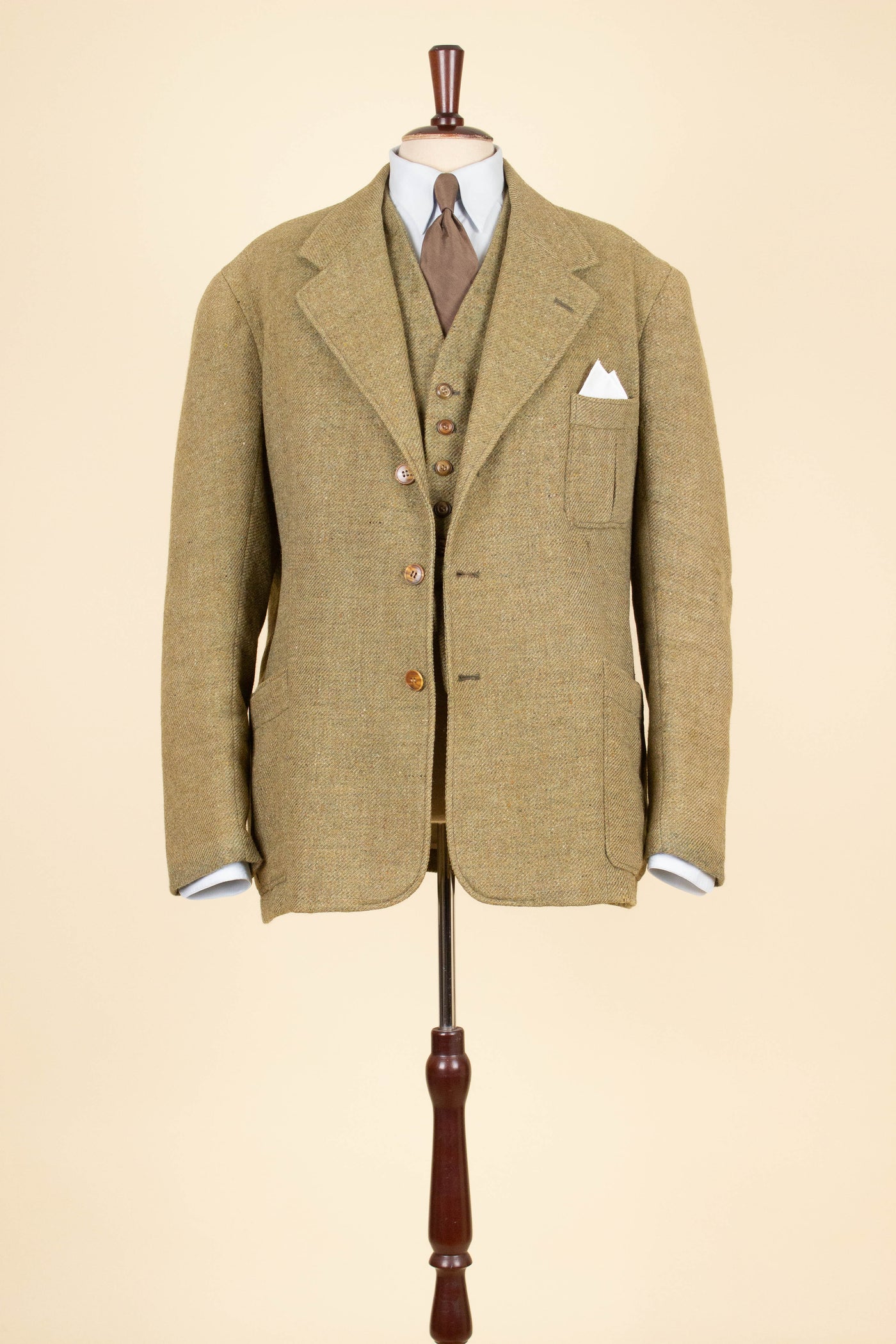 SWEDISH 1930S GREEN THREE PIECE TWEED BESPOKE SPORT SUIT. SIZE CA EU 58