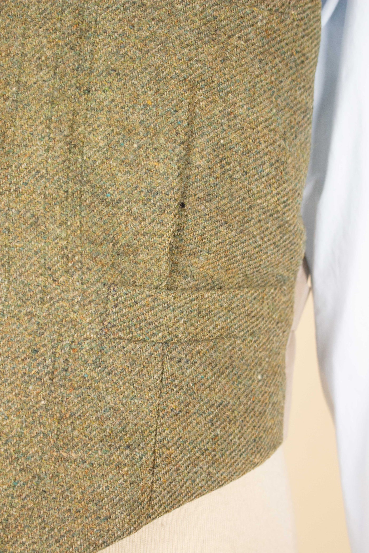 SWEDISH 1930S GREEN THREE PIECE TWEED BESPOKE SPORT SUIT. SIZE CA EU 58