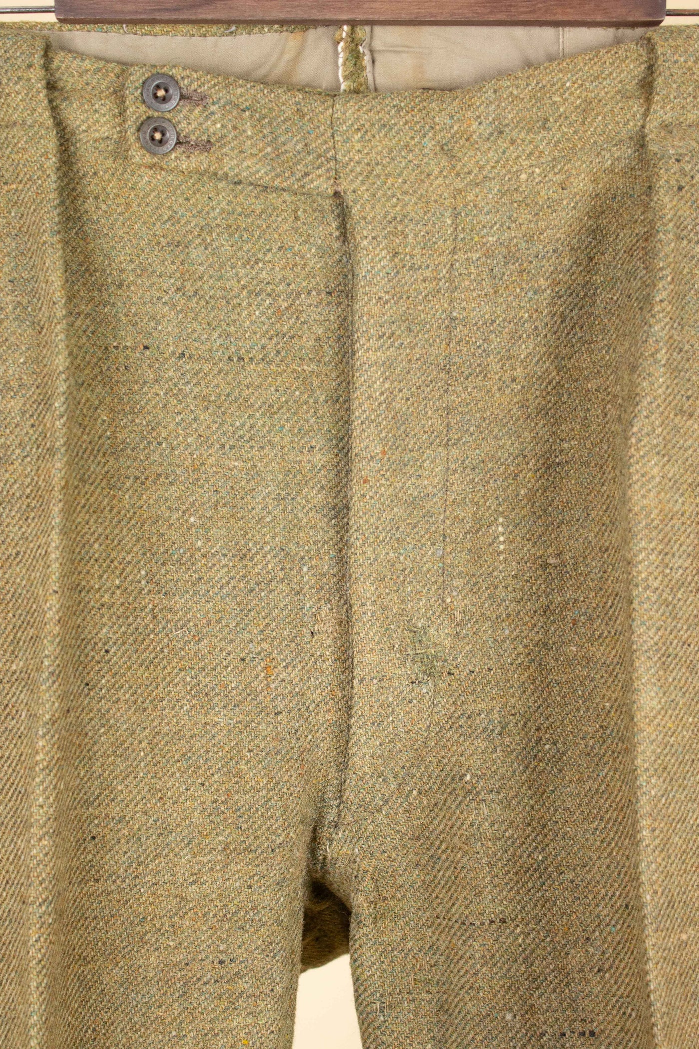 SWEDISH 1930S GREEN THREE PIECE TWEED BESPOKE SPORT SUIT. SIZE CA EU 58
