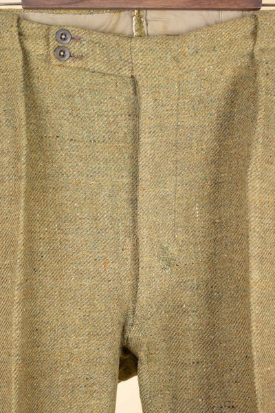 SWEDISH 1930S GREEN THREE PIECE TWEED BESPOKE SPORT SUIT. SIZE CA EU 58