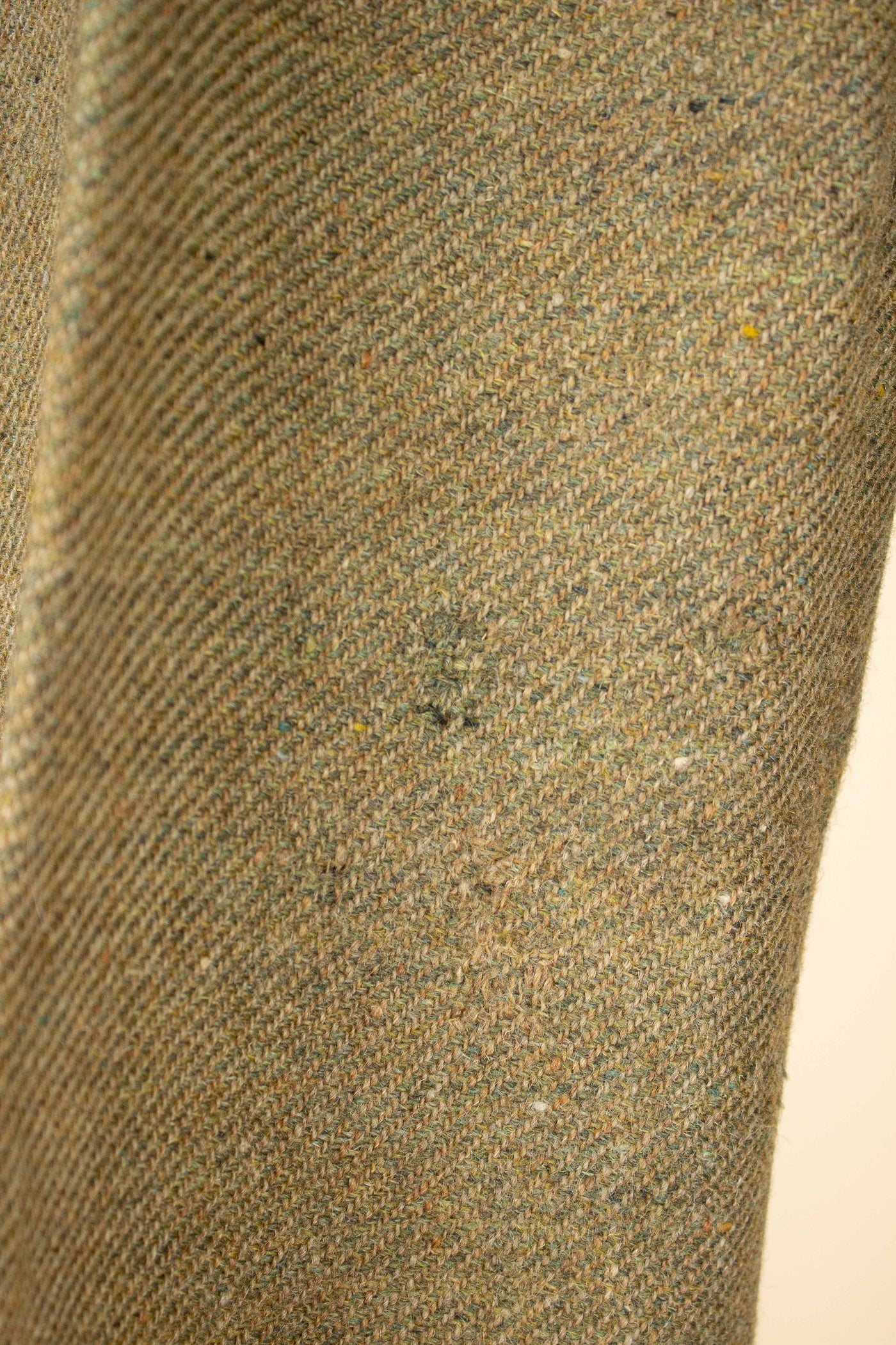 SWEDISH 1930S GREEN THREE PIECE TWEED BESPOKE SPORT SUIT. SIZE CA EU 58