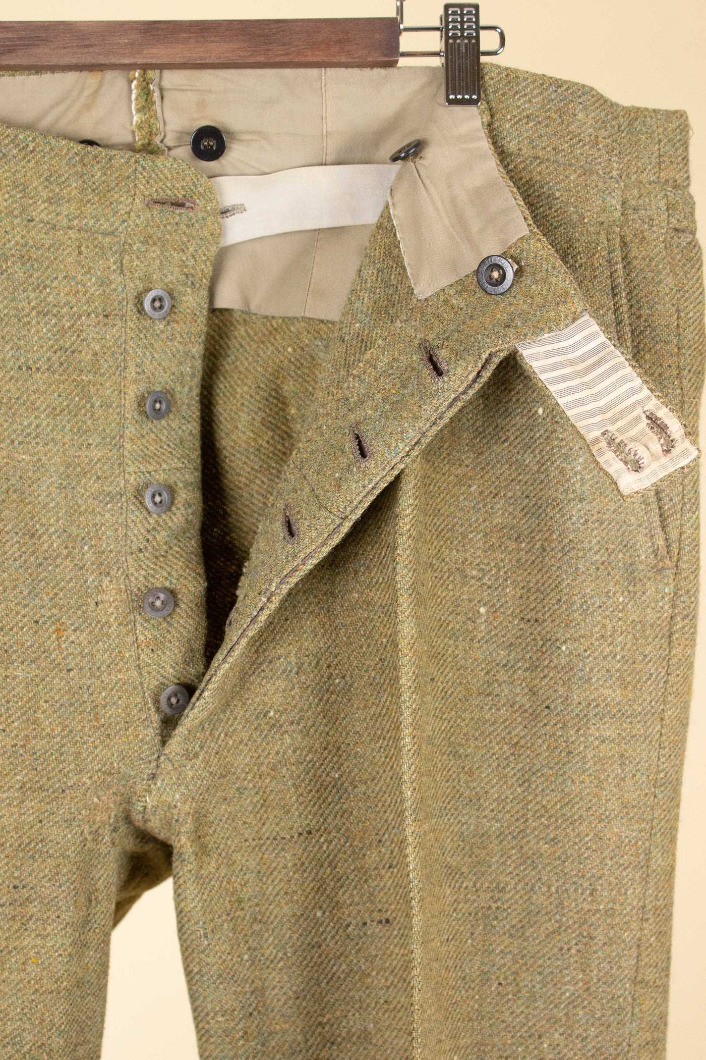 SWEDISH 1930S GREEN THREE PIECE TWEED BESPOKE SPORT SUIT. SIZE CA EU 58