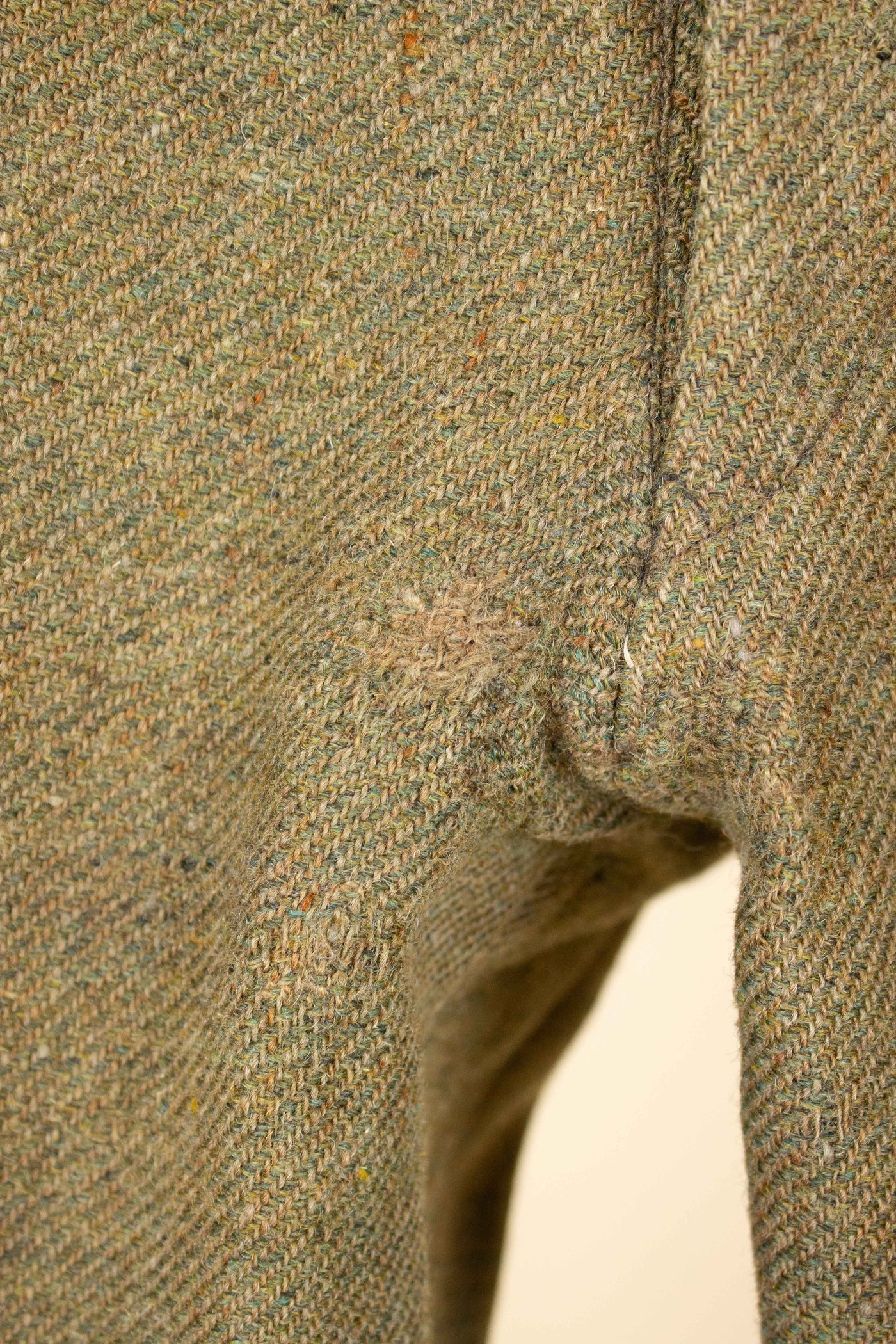 SWEDISH 1930S GREEN THREE PIECE TWEED BESPOKE SPORT SUIT. SIZE CA EU 58