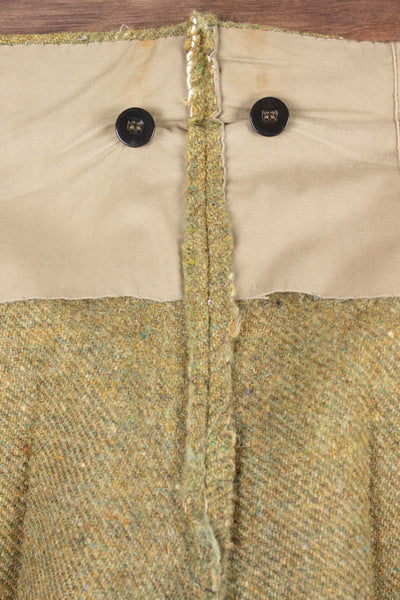 SWEDISH 1930S GREEN THREE PIECE TWEED BESPOKE SPORT SUIT. SIZE CA EU 58