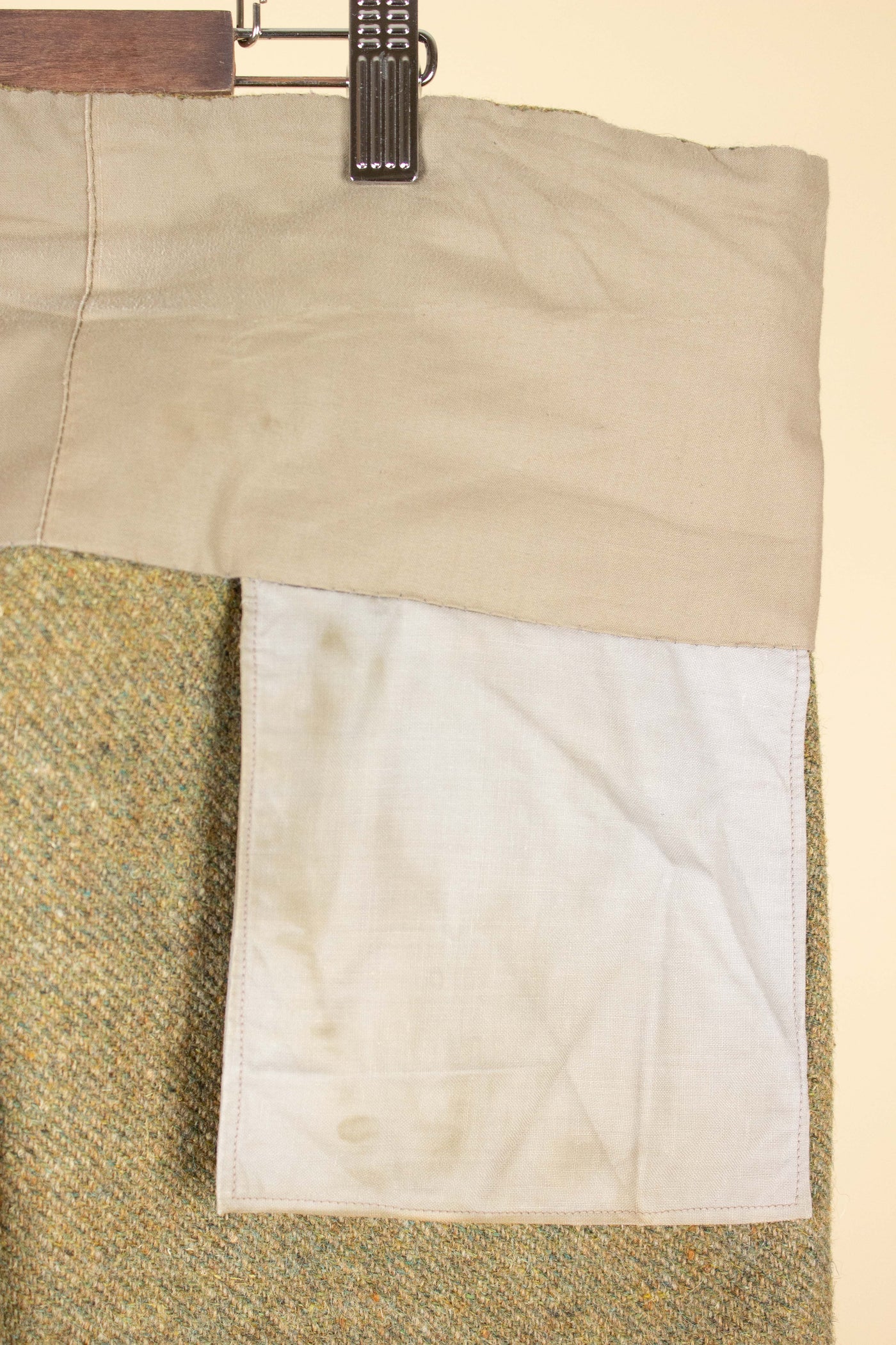SWEDISH 1930S GREEN THREE PIECE TWEED BESPOKE SPORT SUIT. SIZE CA EU 58