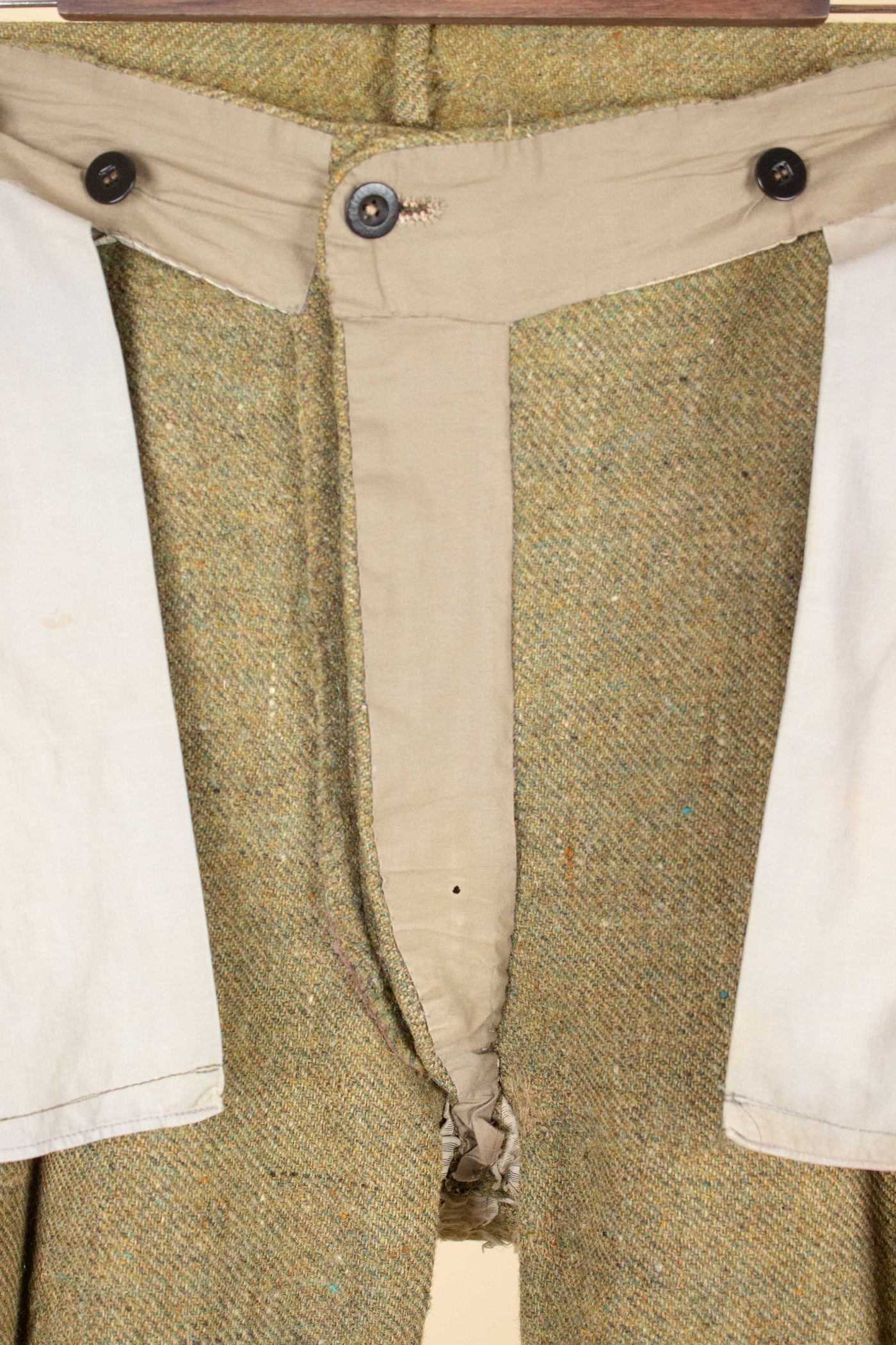SWEDISH 1930S GREEN THREE PIECE TWEED BESPOKE SPORT SUIT. SIZE CA EU 58
