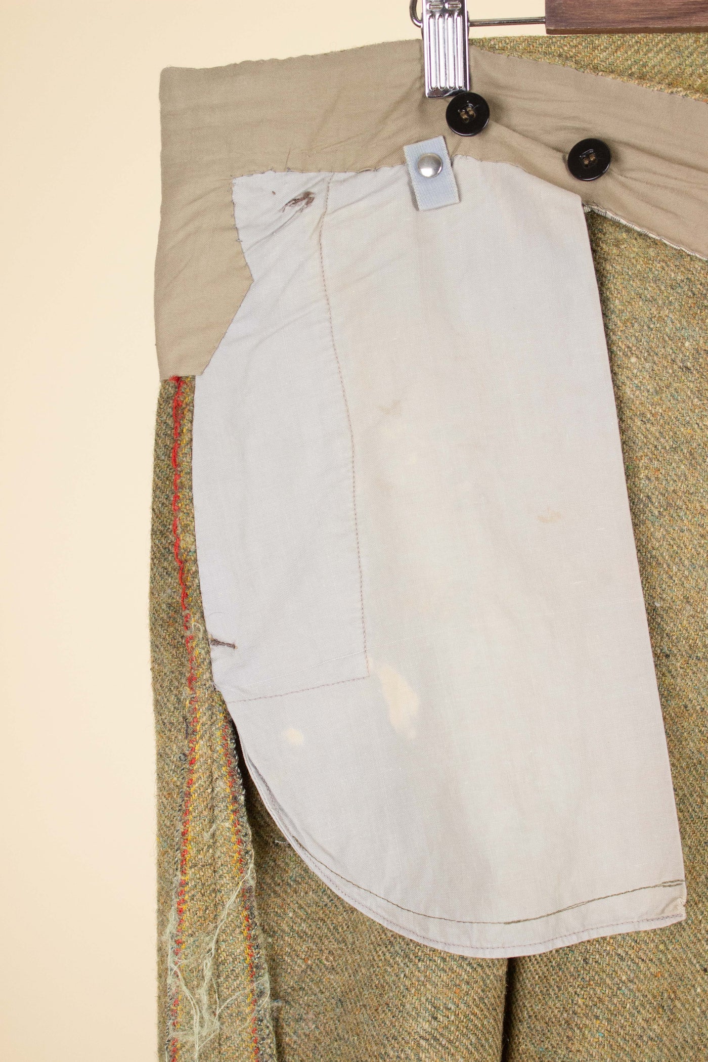 SWEDISH 1930S GREEN THREE PIECE TWEED BESPOKE SPORT SUIT. SIZE CA EU 58