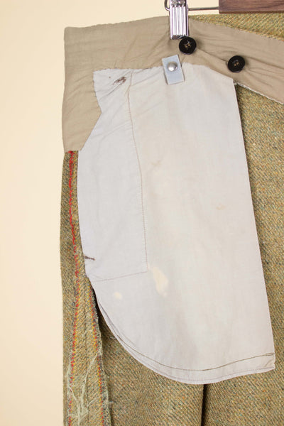 SWEDISH 1930S GREEN THREE PIECE TWEED BESPOKE SPORT SUIT. SIZE CA EU 58