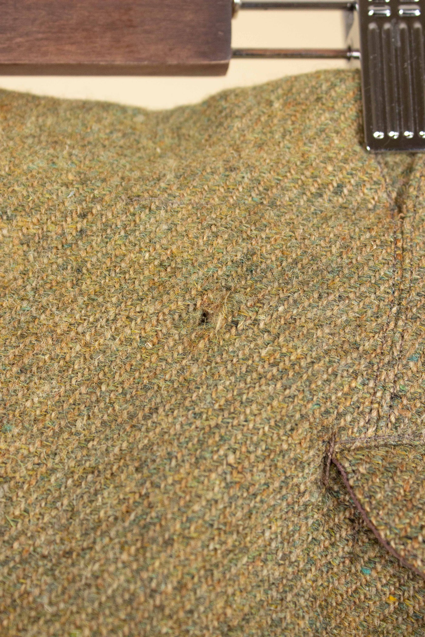 SWEDISH 1930S GREEN THREE PIECE TWEED BESPOKE SPORT SUIT. SIZE CA EU 58