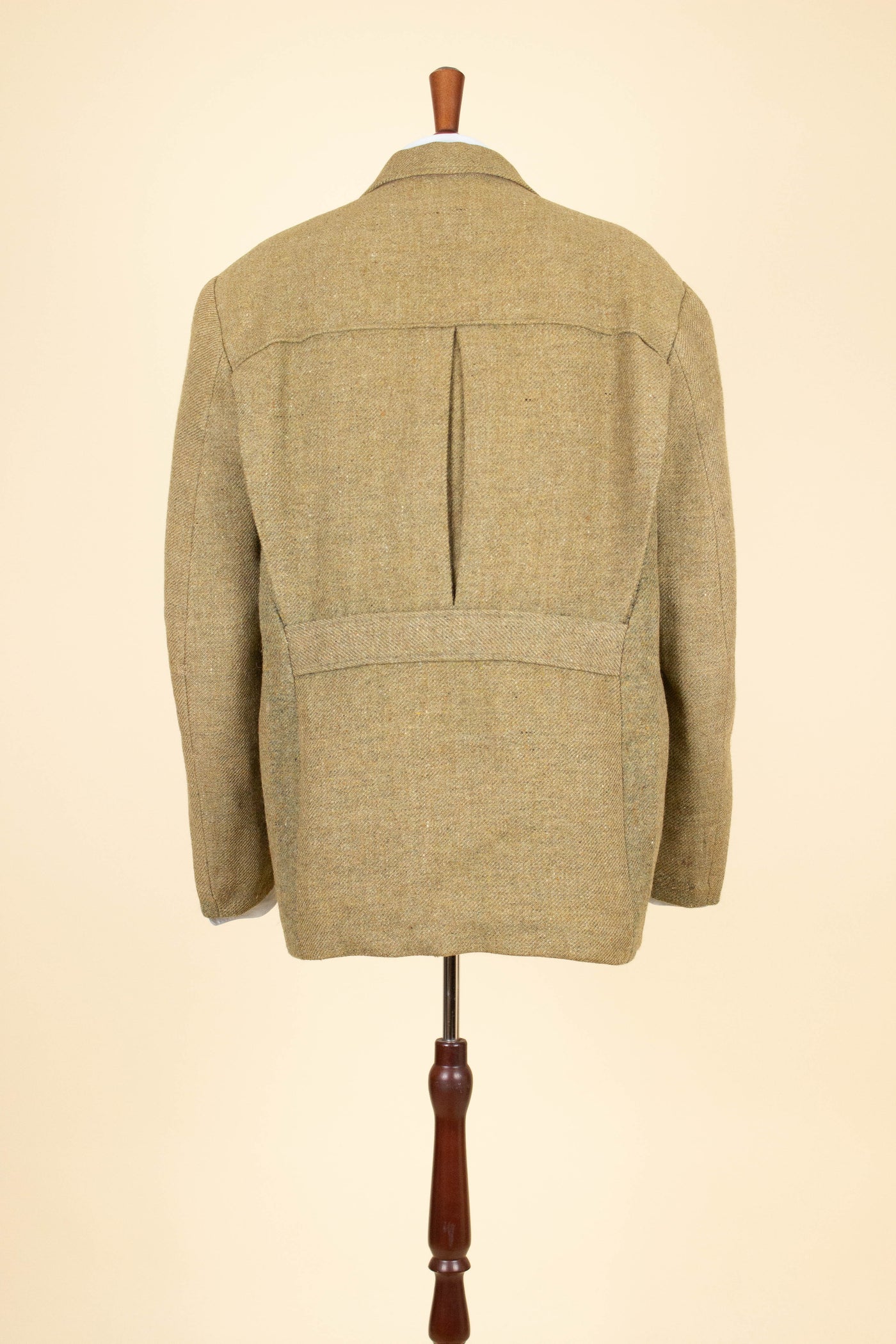 SWEDISH 1930S GREEN THREE PIECE TWEED BESPOKE SPORT SUIT. SIZE CA EU 58
