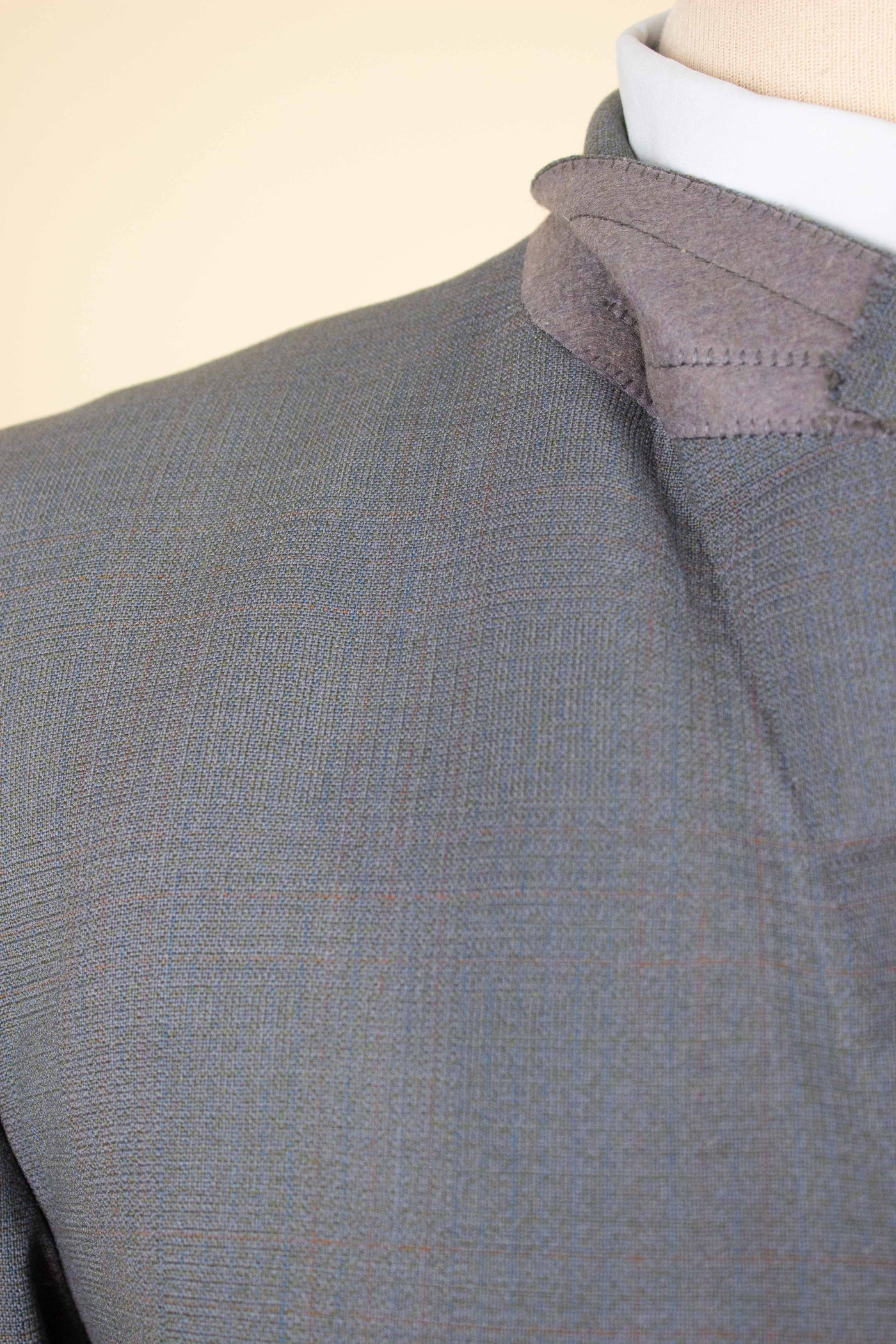 SWEDISH 1950S GREY SINGLE BREASTED TWO PIECE SUIT BY KRISTIANSSON. SIZE CA EU 48