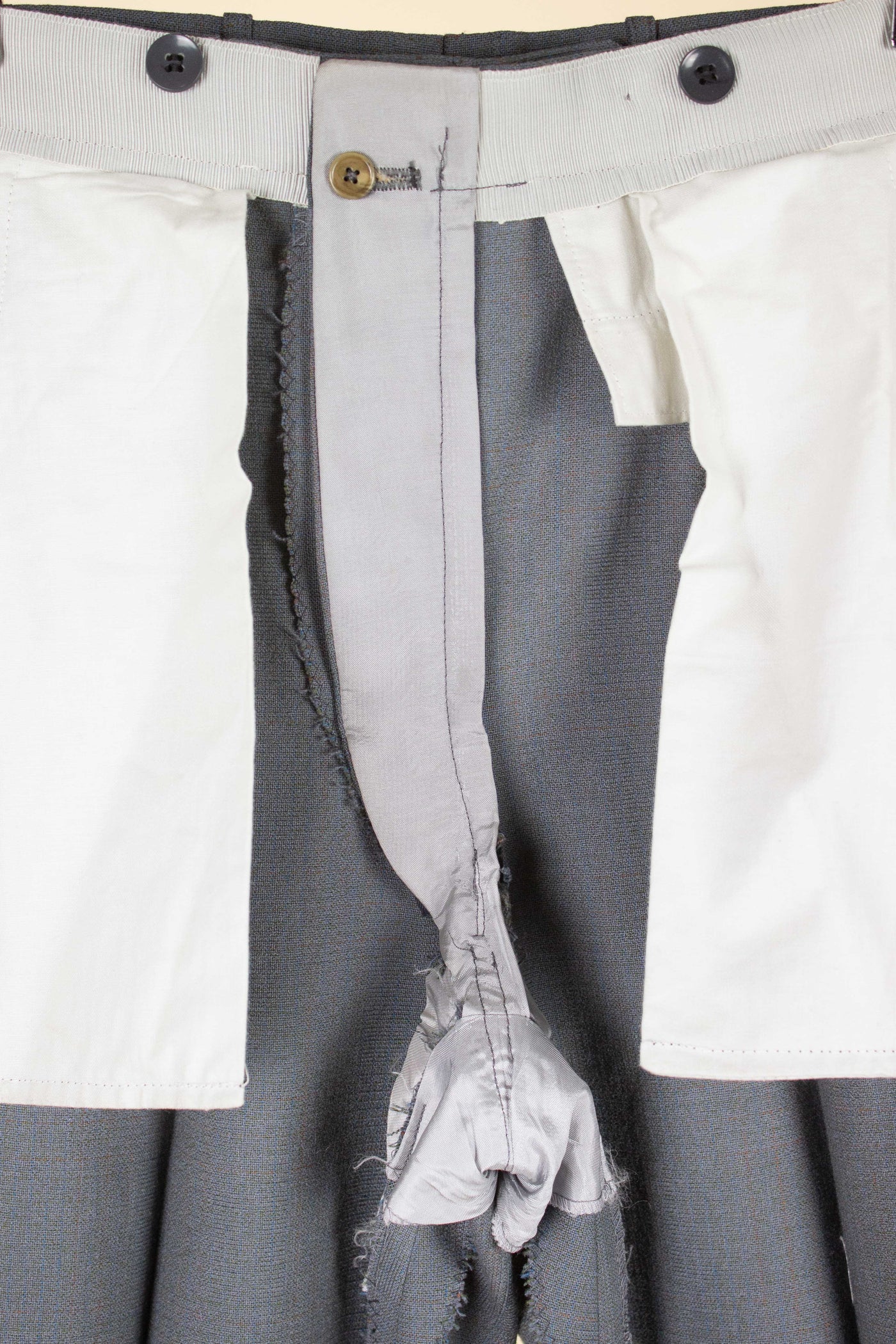 SWEDISH 1950S GREY SINGLE BREASTED TWO PIECE SUIT BY KRISTIANSSON. SIZE CA EU 48