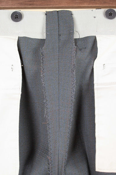 SWEDISH 1950S GREY SINGLE BREASTED TWO PIECE SUIT BY KRISTIANSSON. SIZE CA EU 48