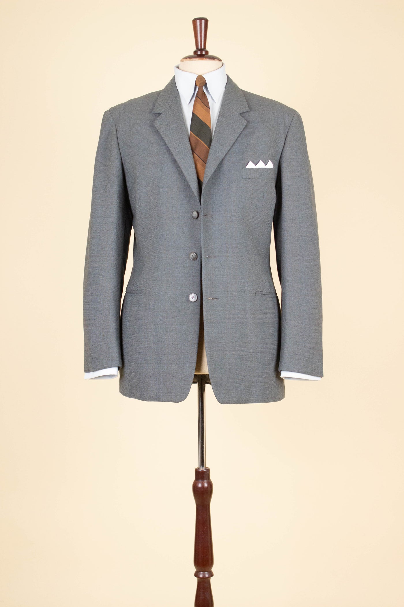 SWEDISH 1950S GREY SINGLE BREASTED TWO PIECE SUIT BY KRISTIANSSON. SIZE CA EU 48