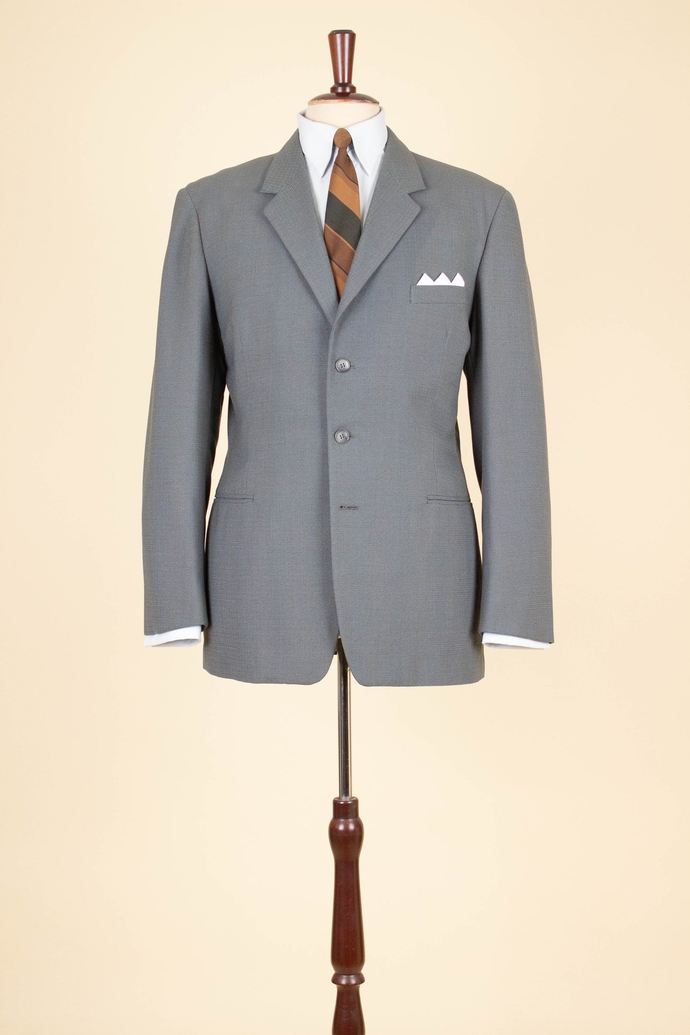 SWEDISH 1950S GREY SINGLE BREASTED TWO PIECE SUIT BY KRISTIANSSON. SIZE CA EU 48