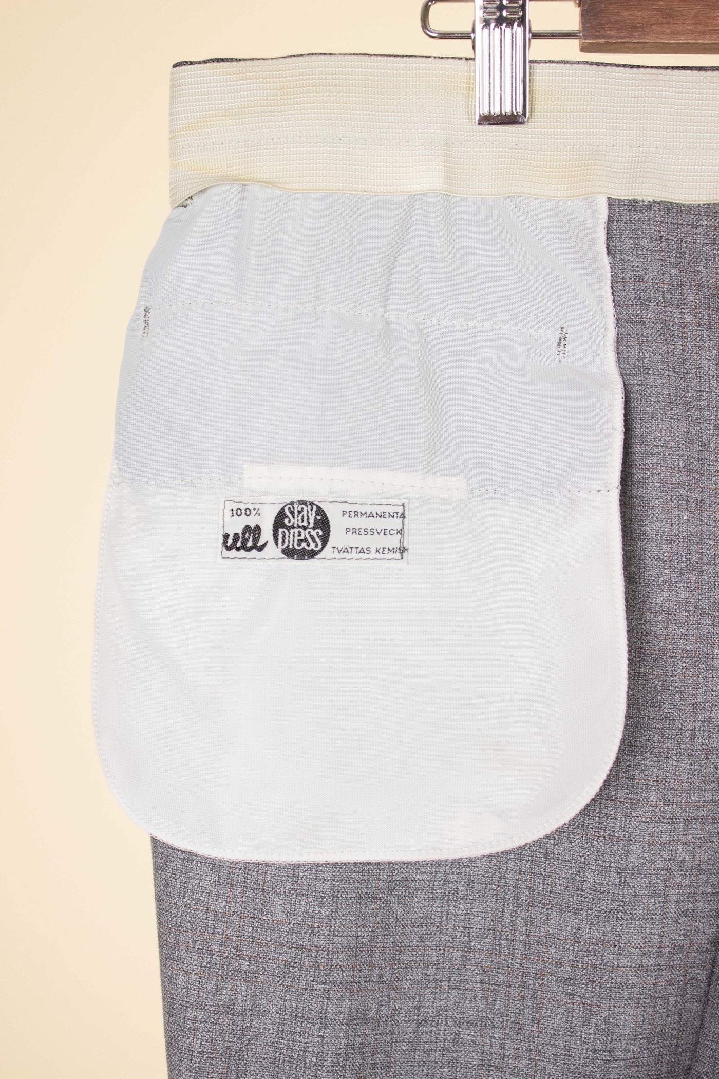 SWEDISH 1960S GREY TWO PIECE SINGLE BREASTED SUIT BY JUNESCO. SIZE CA EU 54