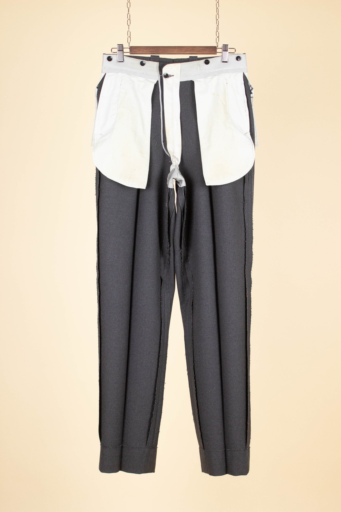 SWEDISH 1940S/1950S GREY TWO PIECE SINGLE BREASTED SUIT. SIZE CA EU 50