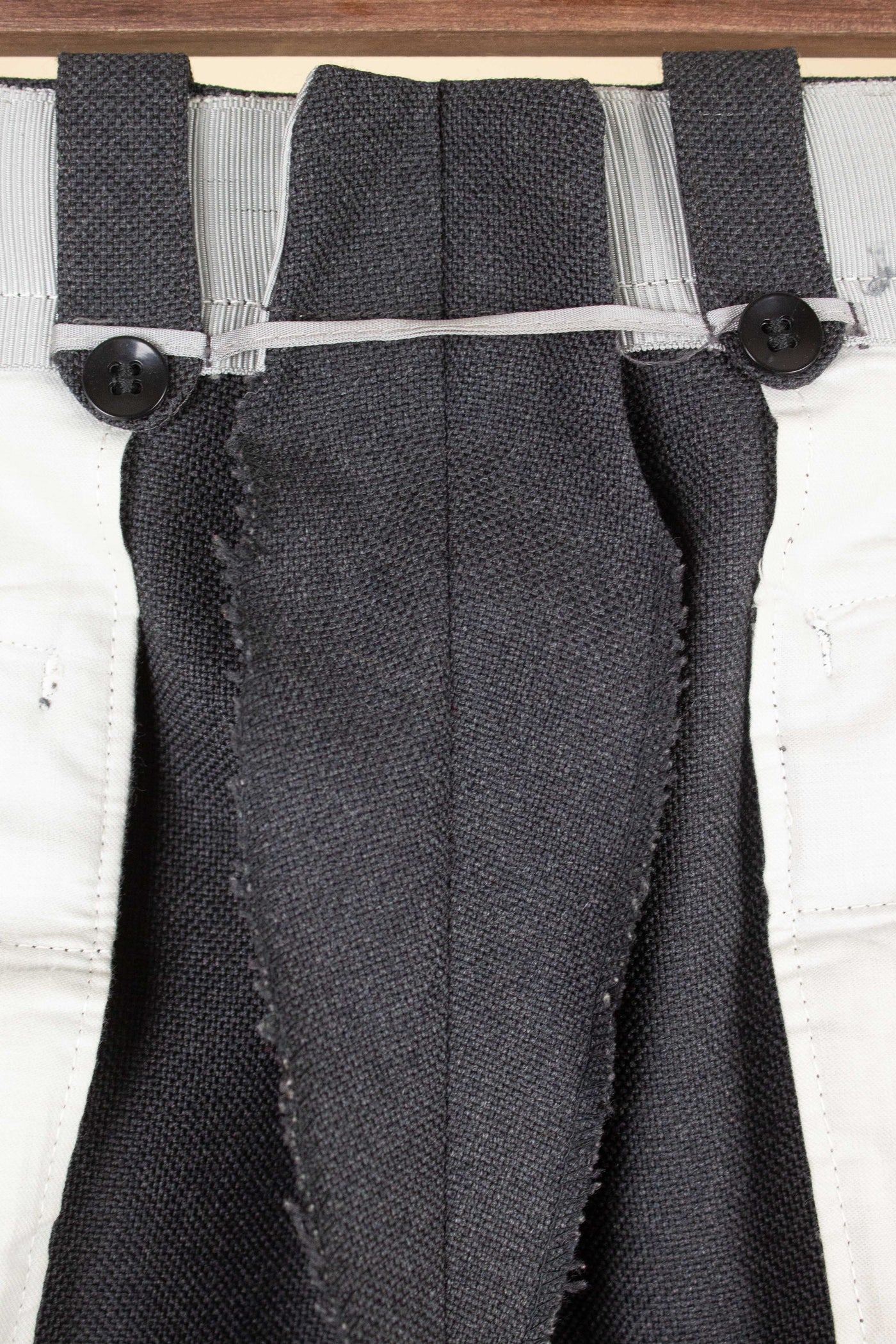 SWEDISH 1940S/1950S GREY TWO PIECE SINGLE BREASTED SUIT. SIZE CA EU 50