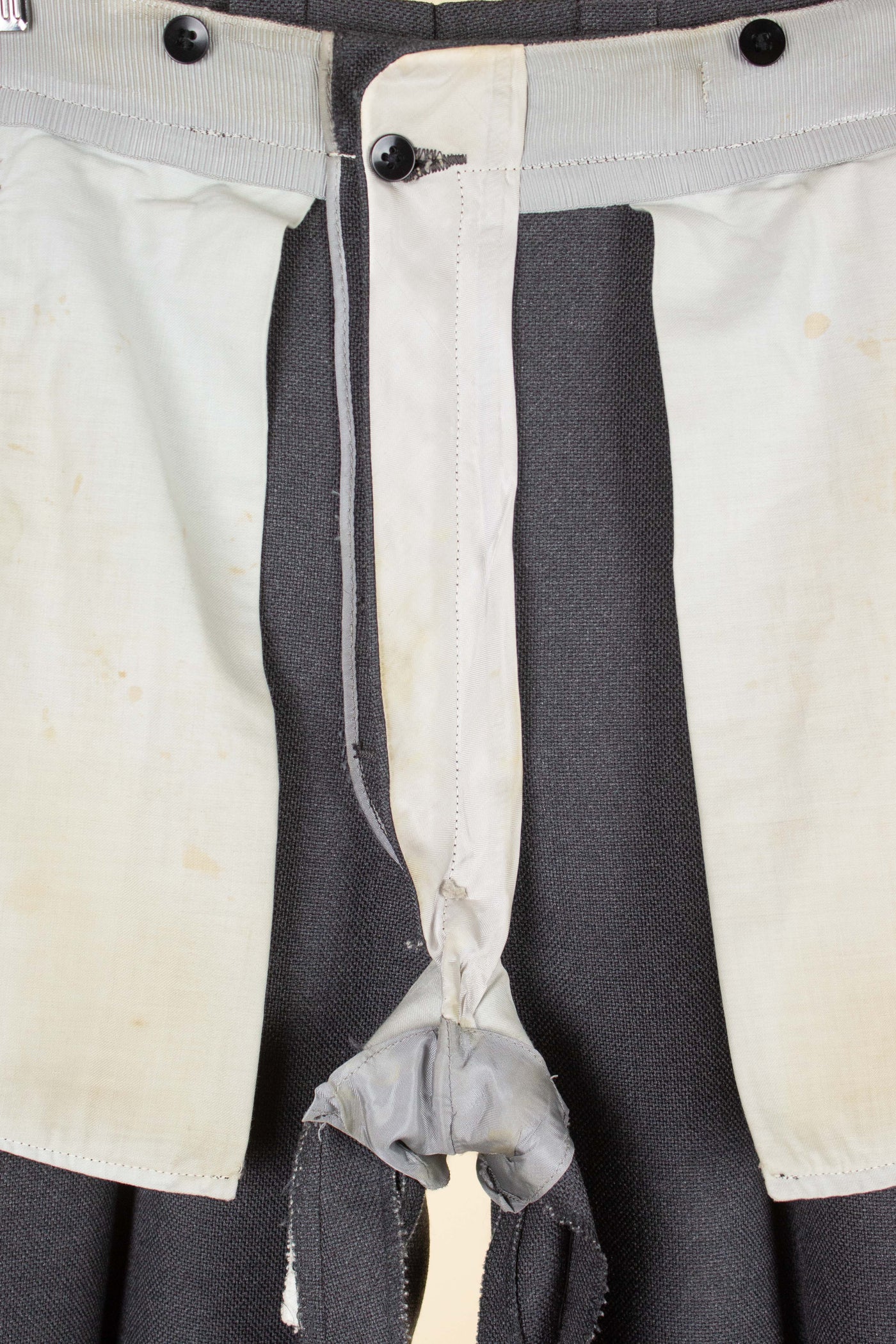 SWEDISH 1940S/1950S GREY TWO PIECE SINGLE BREASTED SUIT. SIZE CA EU 50