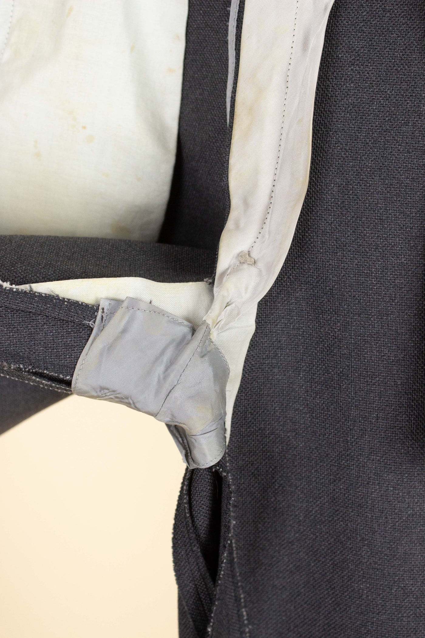 SWEDISH 1940S/1950S GREY TWO PIECE SINGLE BREASTED SUIT. SIZE CA EU 50