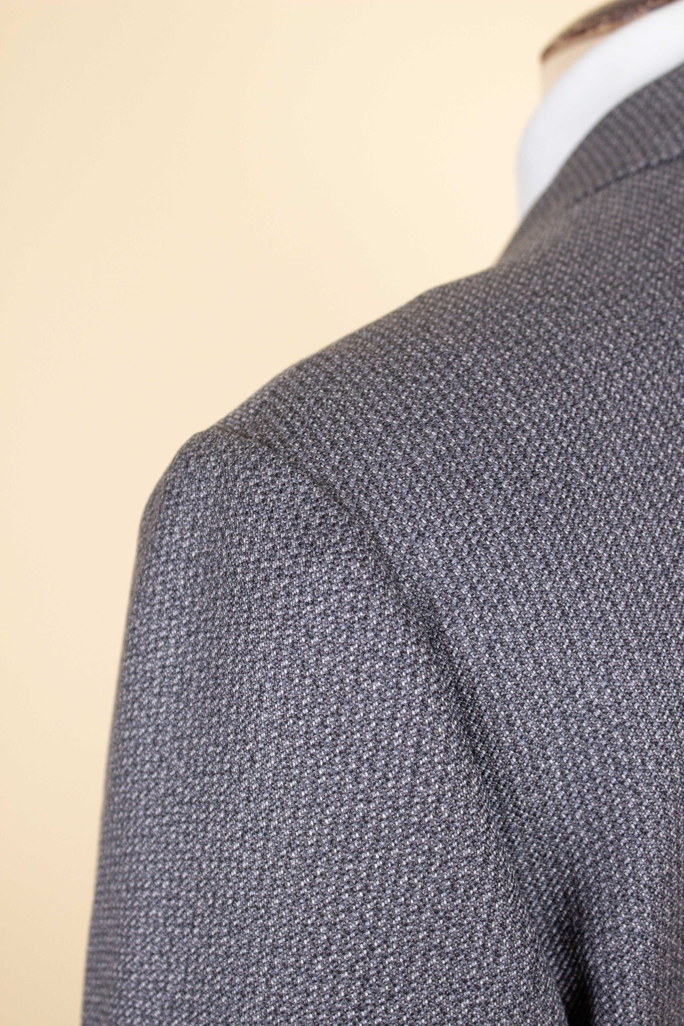 SWEDISH 1960 MEDIUM GREY SINGLE BREASTED TWO PIECE BESPOKE SUIT BY OLSSONS. SIZE CA EU 50-52