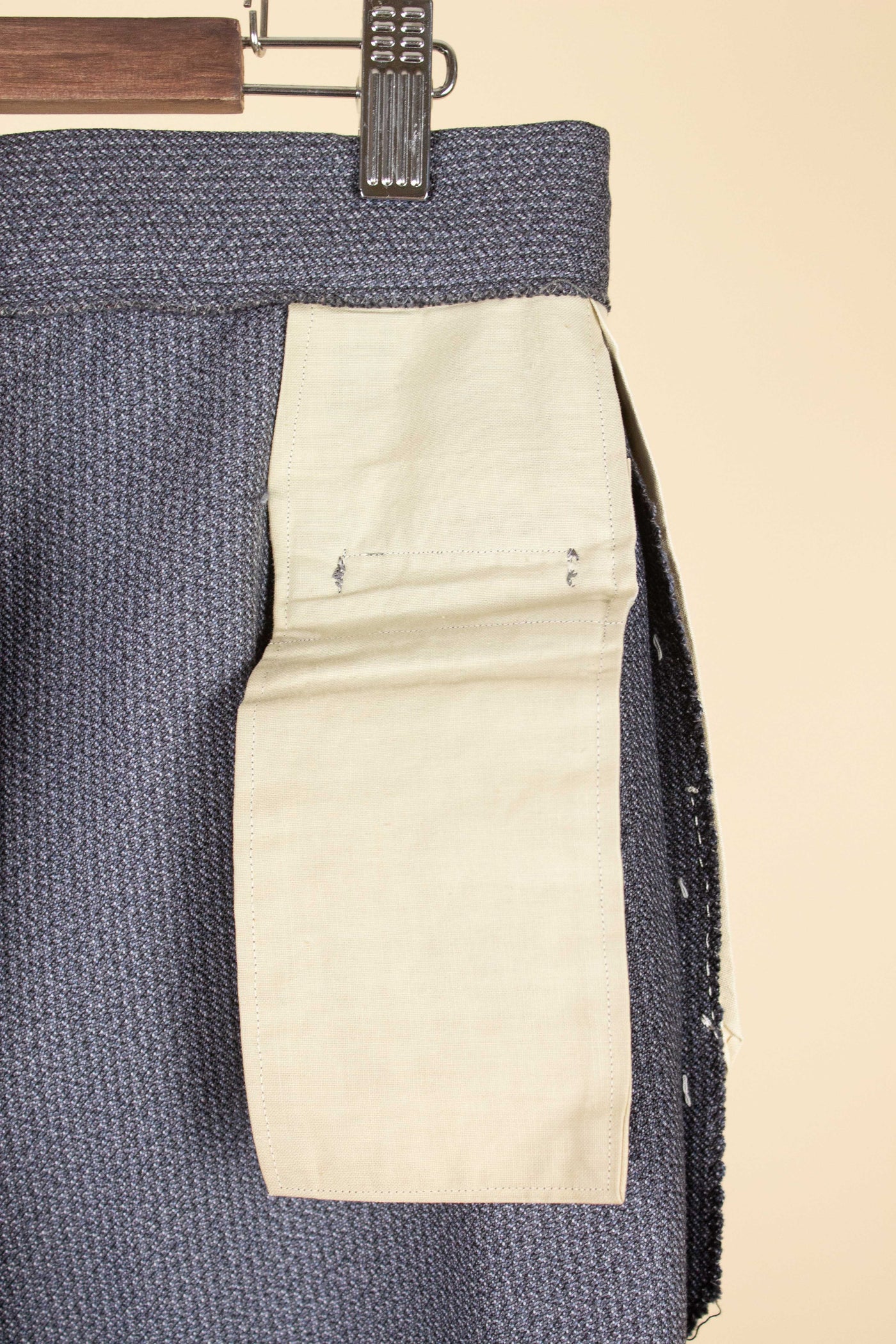 SWEDISH 1960 MEDIUM GREY SINGLE BREASTED TWO PIECE BESPOKE SUIT BY OLSSONS. SIZE CA EU 50-52
