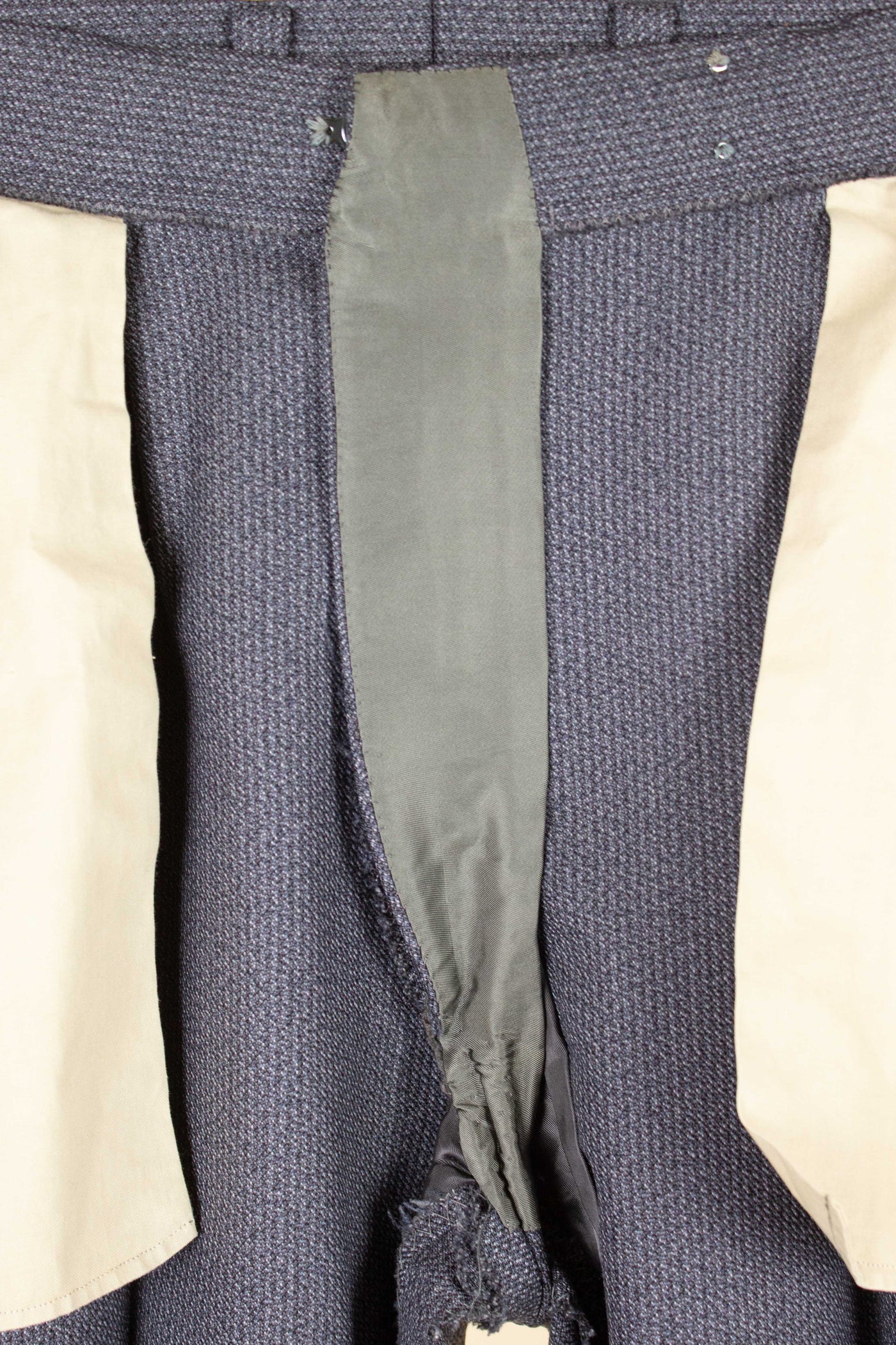 SWEDISH 1960 MEDIUM GREY SINGLE BREASTED TWO PIECE BESPOKE SUIT BY OLSSONS. SIZE CA EU 50-52