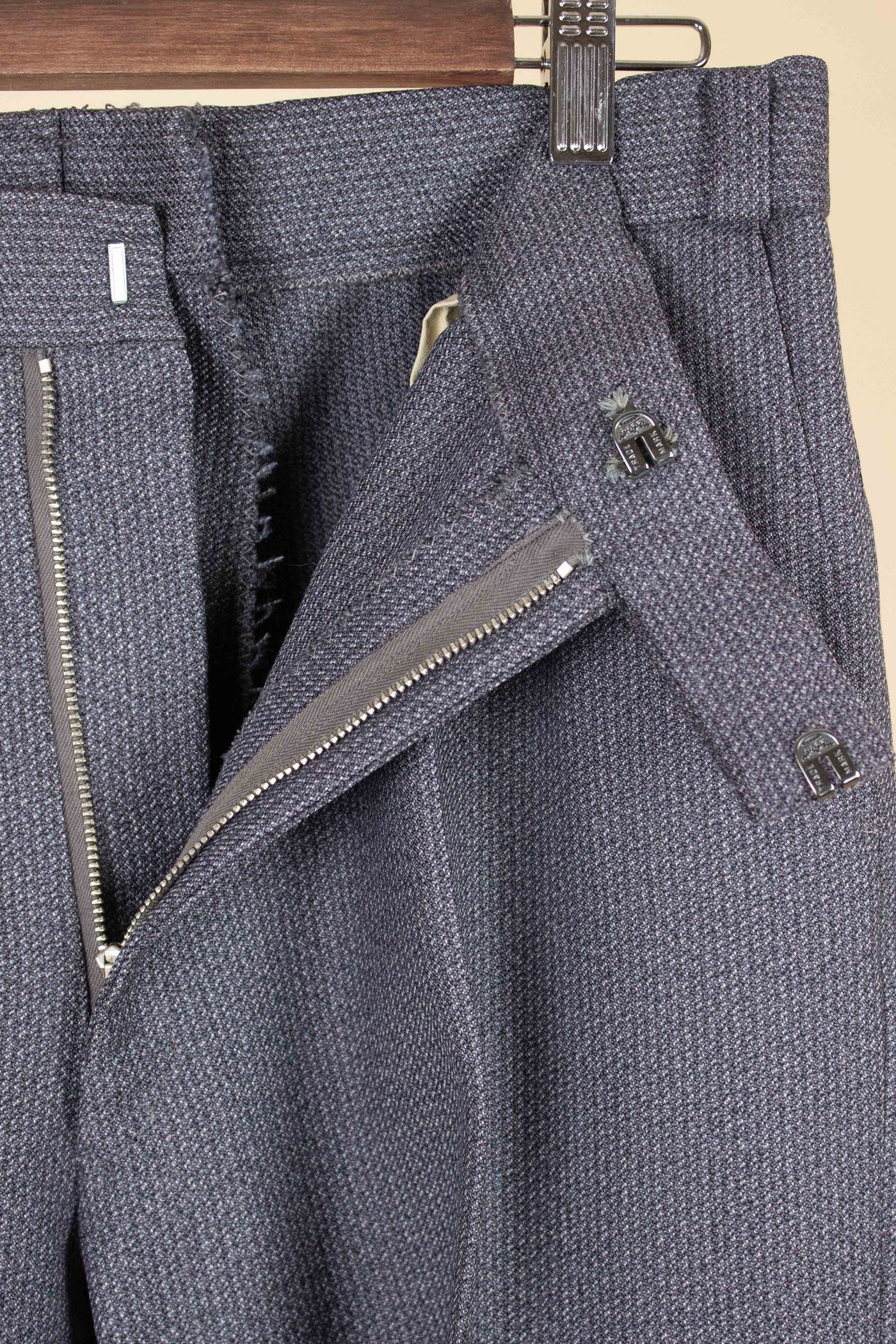 SWEDISH 1960 MEDIUM GREY SINGLE BREASTED TWO PIECE BESPOKE SUIT BY OLSSONS. SIZE CA EU 50-52