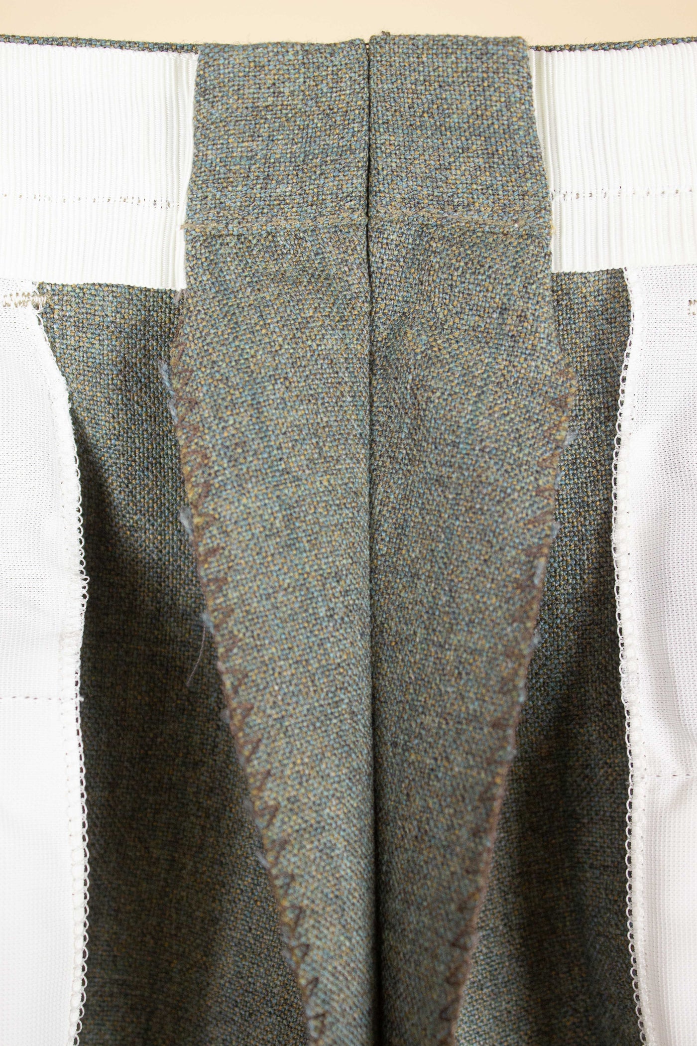 SWEDISH 1960S GREEN TWO PIECE SINGLE BREASTED DEADSTOCK SUIT BY JUNEX. SIZE CA EU 50