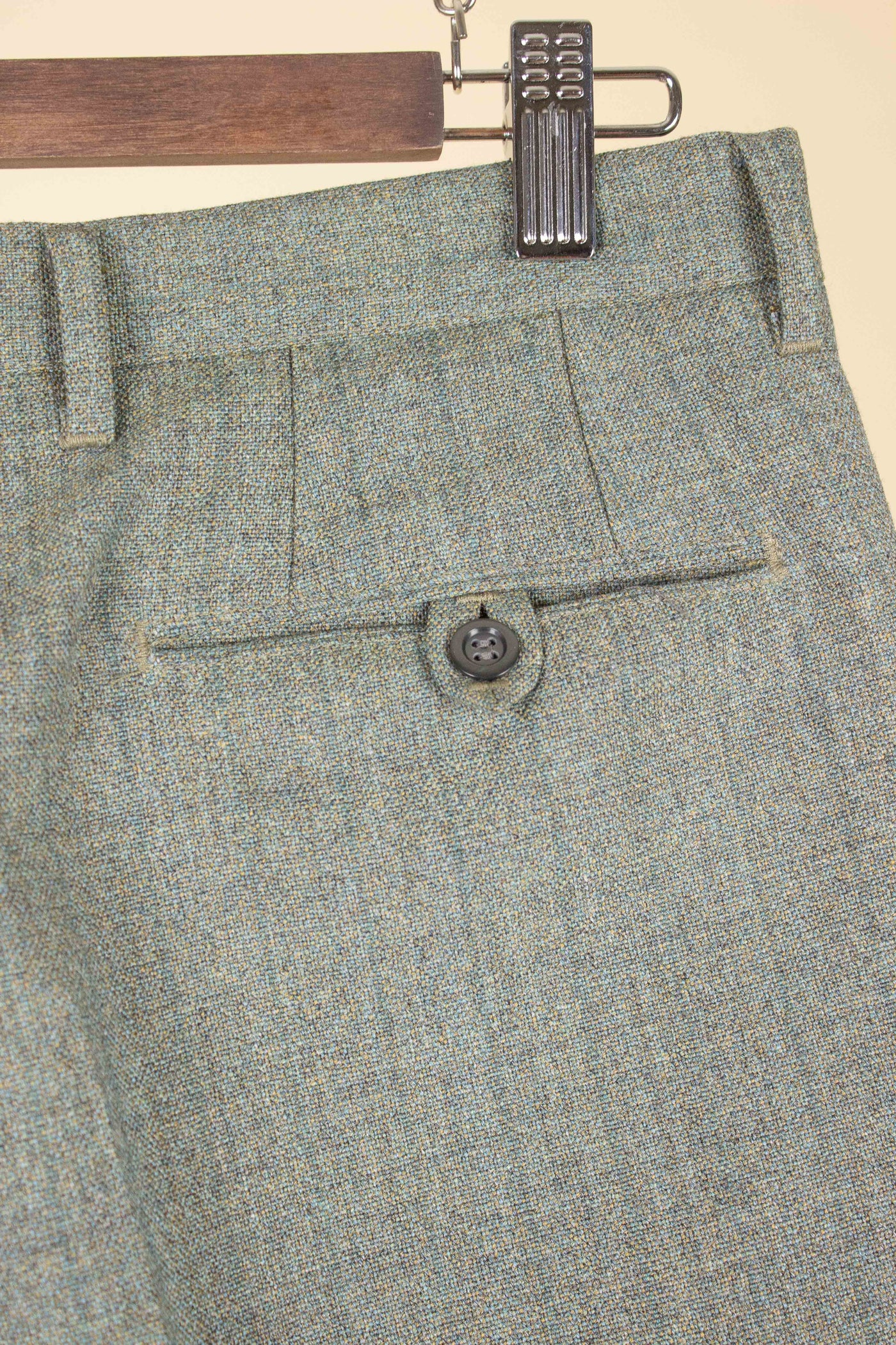 SWEDISH 1960S GREEN TWO PIECE SINGLE BREASTED DEADSTOCK SUIT BY JUNEX. SIZE CA EU 50